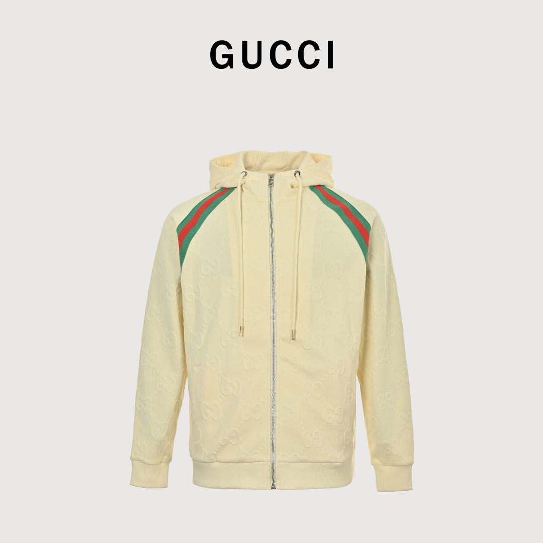 本地自取💰260
Gucci/古驰 25Fw 双G暗纹提花红绿织带拼接连帽套装拉链外套
这款GG平纹针织面料借鉴复古运动装设计,诠释了系列的经典学院风格。
品采用拉链开合设计,前胸经典红绿织带设计,双字母提花面料搭配绿红织带秋季爆款外套,
颗粒绒面料穿上就是舒适自在又显瘦的存在,慵懒而随性,
结合干净简单的色系就特别耐看,搭配同系列长裤 腿部侧边红绿织带点缀 细节满分
休闲宽松版型 显瘦百搭 适合日常通勤约会 搭配运动鞋或小白鞋都很好看!
搭配同款长裤更佳!
颜色:黑色,白色
Size: S-XL