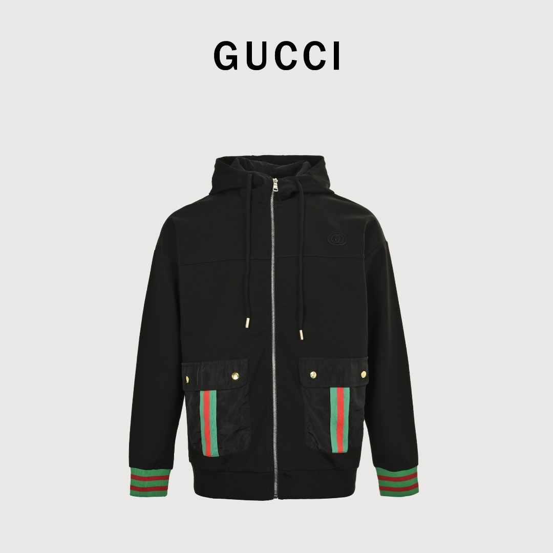 Gucci/古驰 25Fw 口袋竖条织带拉链工装连帽套装外套 面料采用32s双股精梳棉大卫衣布,8s底纱小波浪纹底,面料克重460g, 配套21s双纱横机织造罗纹,里布采用锦纶材质68D洞布, 前幅平车拼百灵达绣花机刺绣,手工修边小logo章仔, 下摆开袋采用75D锦纶材质塔夫绸面料,连帽配以调节抽绳,拉链门襟, 立体刺绣双G标识,侧边带盖工装贴袋,饰以经典织带,宽松剪裁,时尚百搭. 面上拼全棉撞色织带,袋盖内里车全棉人字纹织带加固四合扣, 四合扣开模订制logo面扣,喷手感亮面漆, 袖口领口罗纹采用21s双股棉纱对版订染红绿双色纱线,横版机按照实样尺寸织扁机领罗纹, 门襟长方形拉头带品牌logo,塑就一系列充满复古风情的运动风单品. 带着一丝怀旧意蕴的图案低调呈现于这款针织彰显精致格调. 搭配同款长裤更佳!