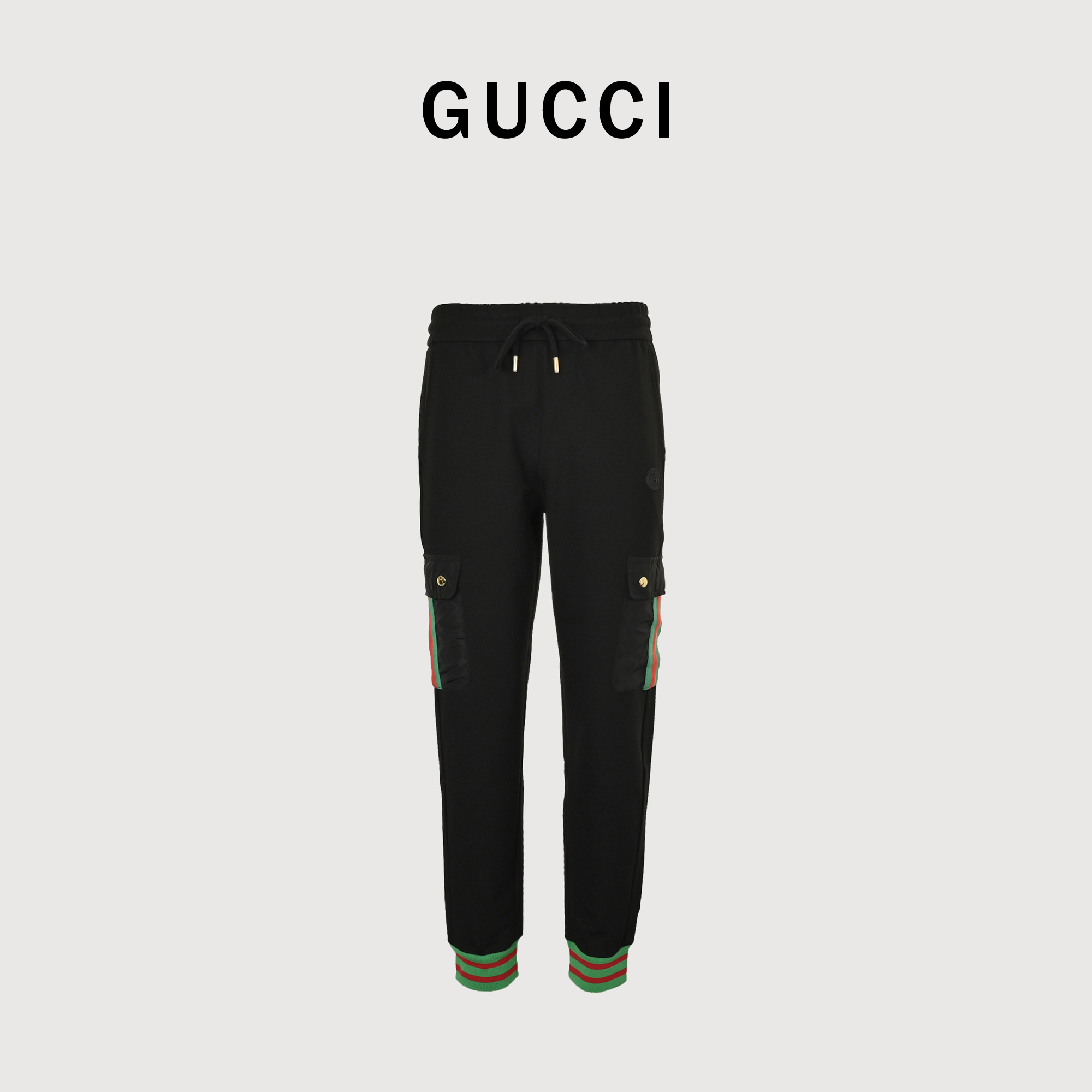 Gucci/古驰 25Fw 侧口袋织带拼接工装套装长裤 定织定染,针织面料,松紧弹力抽绳腰部,侧边插手袋,裤侧带盖工装贴袋, 饰以经典织带,罗纹束口,宽松剪裁,时尚百搭.可与上衣搭配成套! 明星私服同款,四季神裤!古驰字母logo小标徽章配红绿织带,无性别穿搭,单穿利落/叠穿有层次. 吊牌 领标 水洗麦 三标齐全 搭配同款拉链外套更佳!