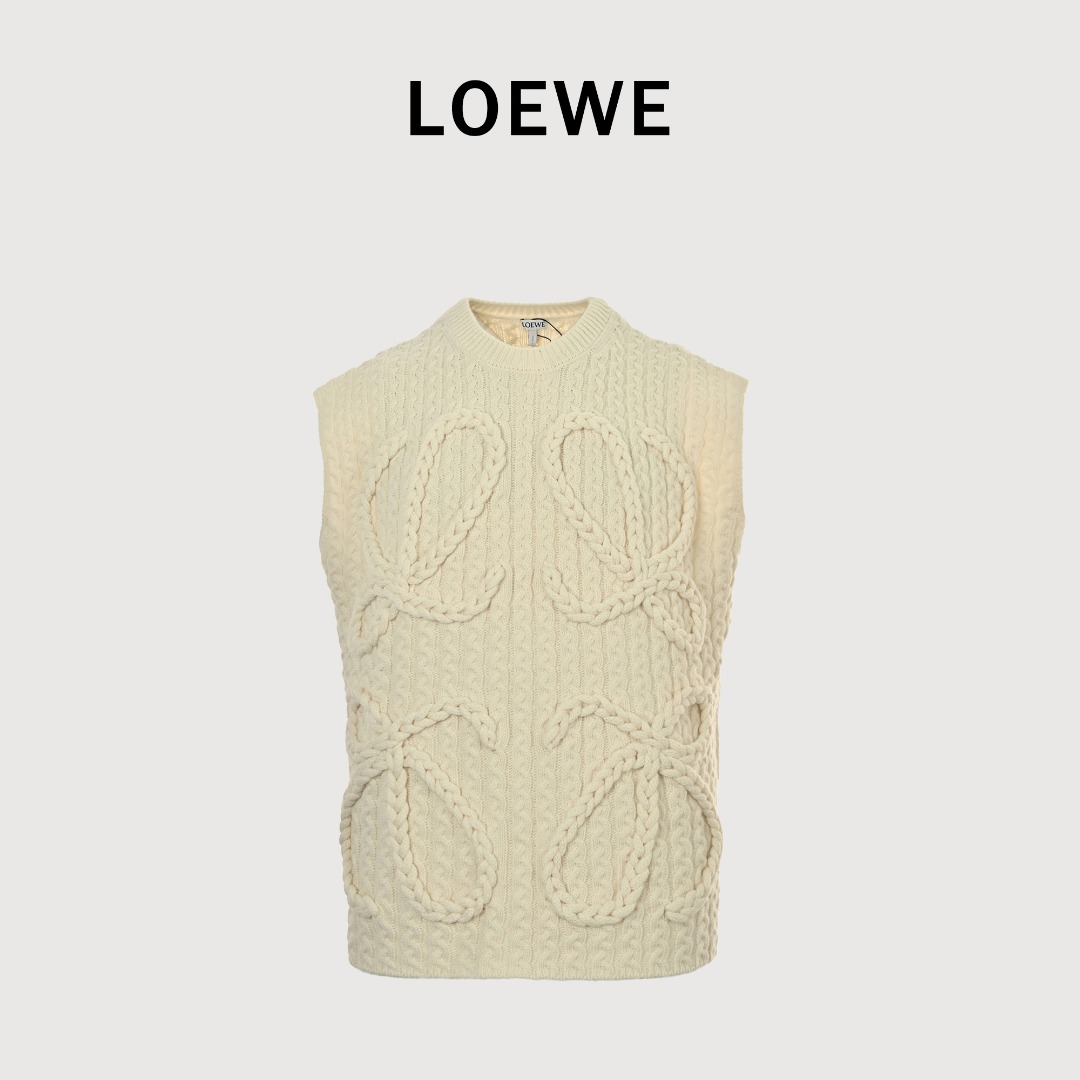 本地自取💰240 LOEWE罗意威 Anagram 麻花编织毛衣背心 定织丝光羊毛浮雕针织毛料，厚重扎实，手摇专机浮雕花型工艺，全域扭绳编织带复合双工艺，整件服饰均采用扭绳+织带复合编织，逐行手工衔接，每编织1行需完成扭绳缠绕一织带穿插一针床复位3个步骤，编织一件成衣需累计200-300行 （耗时耗力 工价昂贵），成衣洗水加软去味工艺，通过专业的洗涤设备和特定的洗涤剂，对衣物进行深度清洁和去味处理，改善衣物的手感和外观，宽松版型 Size：S-XL