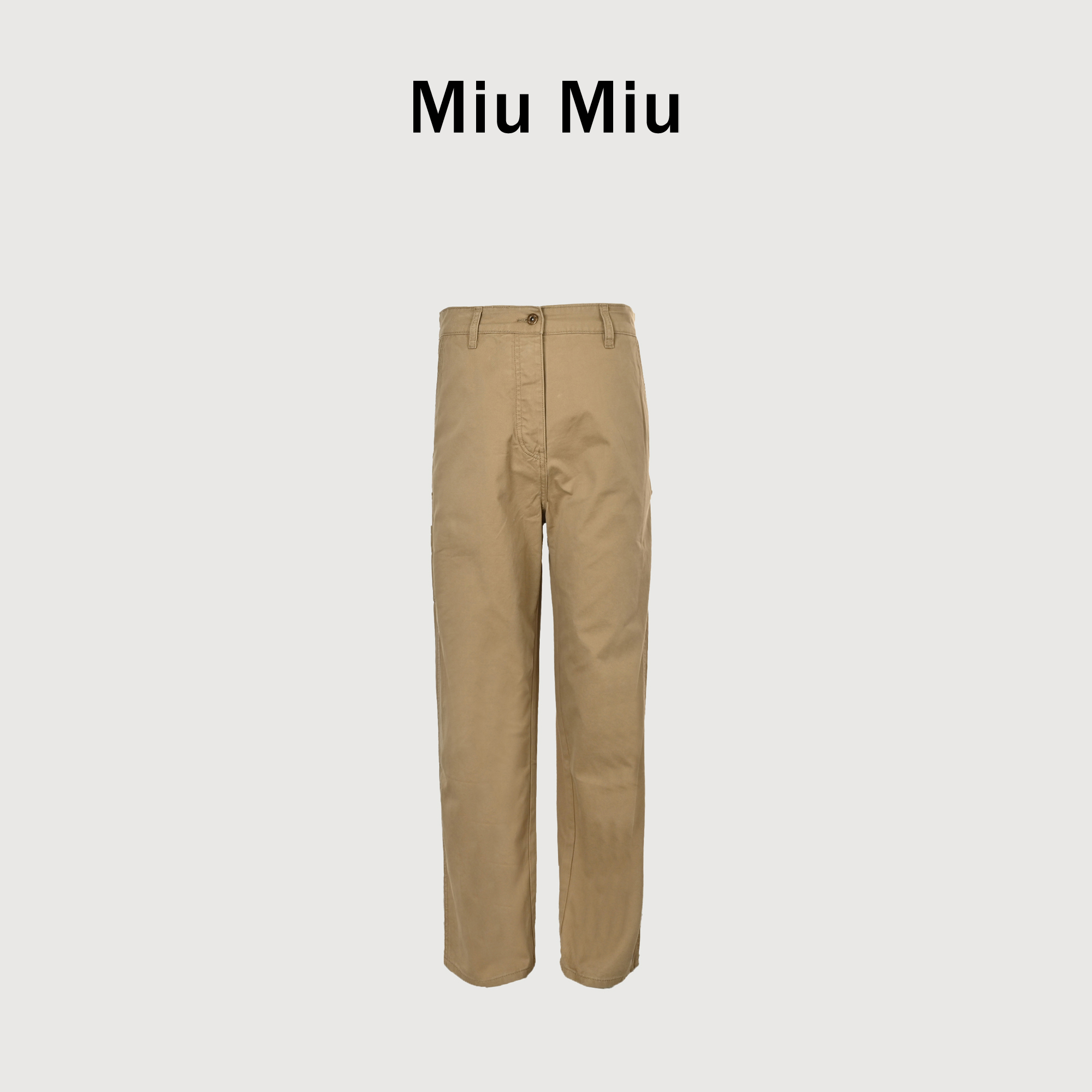 本地自取💰280 MIU MIU缪缪MM 卡其后袋字伐木工装长裤 绵氨纶混合面料是一种将棉纤维与氨纶(Spandex)结合的高性能纺织材料,兼具天然棉的舒适性与氨纶的优异弹性。精选优质长绒棉与高弹氨纶丝精纺而成,这款绵氨纶混合面料重新定义舒适与自由。透气吸湿,亲肤柔软,带来如第二层肌肤般的穿着体验。高达20%-30%横向拉伸回弹性,活动自如不束缚,贴合各种身形。经过特殊工艺处理,多次洗涤仍保持色泽鲜艳、形态稳定。 LOGO纯手工精制,不靠机器复制,只凭双手雕琢, 每一针,都是对品质的坚持。男女同款 Size:36 38 40 42