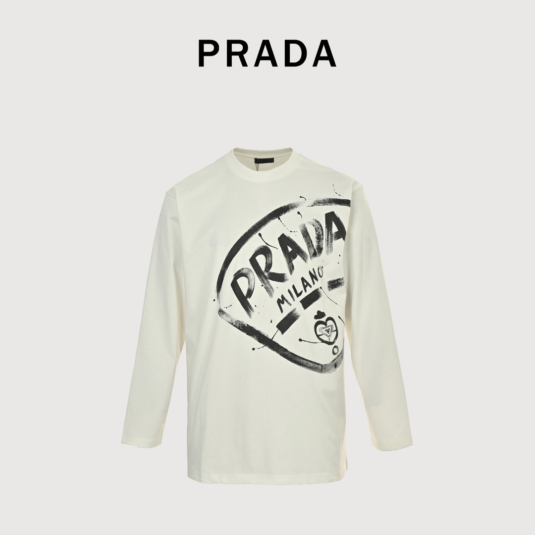 本地自取💰160 
Prada/普拉达 25Fw 大logo徽标泼墨印花长袖T恤
P家情侣款长袖T恤 渠道精品推荐，基础百搭的简约款短袖TEE 早秋最新款，男生女生四季通勤装！ 
客供定织300g高克重双纱棉布料子 肉实的质感，
一眼可见的高级 贵气 贴身柔软舒适，挺括的面料 超级正的版型裁剪 
让你上身时尚大气又不失时髦感  大logo徽标泼墨印花，
宽松OVERSIZE版型，适合当下潮流风格的穿搭 男生女生都能轻松驾驭。
颜色：黑色, 白色
size: S-XL