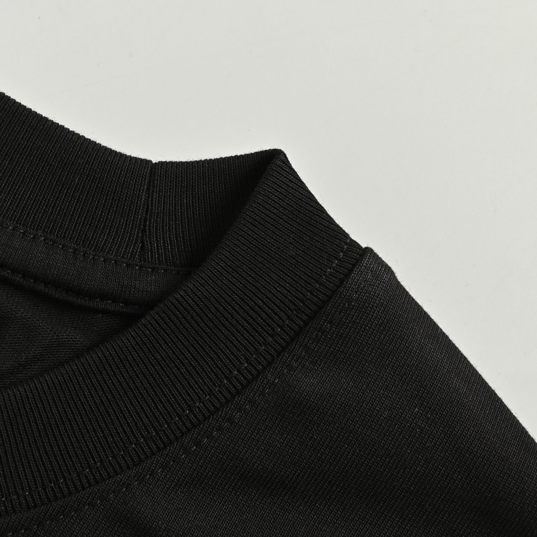 本地自取💰160  
Prada/普拉达 25Fw 大logo徽标泼墨印花长袖T恤
P家情侣款长袖T恤 渠道精品推荐，基础百搭的简约款短袖TEE 早秋最新款，男生女生四季通勤装！ 
客供定织300g高克重双纱棉布料子 肉实的质感，
一眼可见的高级 贵气 贴身柔软舒适，挺括的面料 超级正的版型裁剪 
让你上身时尚大气又不失时髦感  大logo徽标泼墨印花，
宽松OVERSIZE版型，适合当下潮流风格的穿搭 男生女生都能轻松驾驭。
颜色：黑色, 白色
size: S-XL