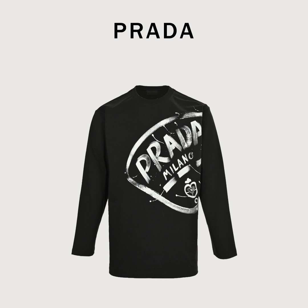 本地自取💰160  
Prada/普拉达 25Fw 大logo徽标泼墨印花长袖T恤
P家情侣款长袖T恤 渠道精品推荐，基础百搭的简约款短袖TEE 早秋最新款，男生女生四季通勤装！ 
客供定织300g高克重双纱棉布料子 肉实的质感，
一眼可见的高级 贵气 贴身柔软舒适，挺括的面料 超级正的版型裁剪 
让你上身时尚大气又不失时髦感  大logo徽标泼墨印花，
宽松OVERSIZE版型，适合当下潮流风格的穿搭 男生女生都能轻松驾驭。
颜色：黑色, 白色
size: S-XL