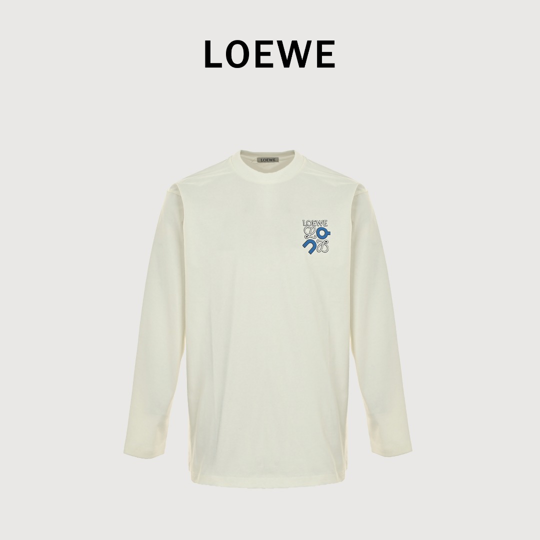 Loewe罗意威 & on昂跑 25Fw 联名徽标logo压胶印花长袖T恤 购入原版开模打造,全套定制辅料,所有细节完美还原 简约清新风格,彰显出高品格的气质, 客供定织300g高克重双纱棉布料子 厚实的质感,面料厚实柔软亲肤, 松软细腻着身感更舒适透气,手感质感无可挑剔, 胸口徽标logo压胶印花 彰显出高奢贵气 男女同款! 颜色:白色,黑色