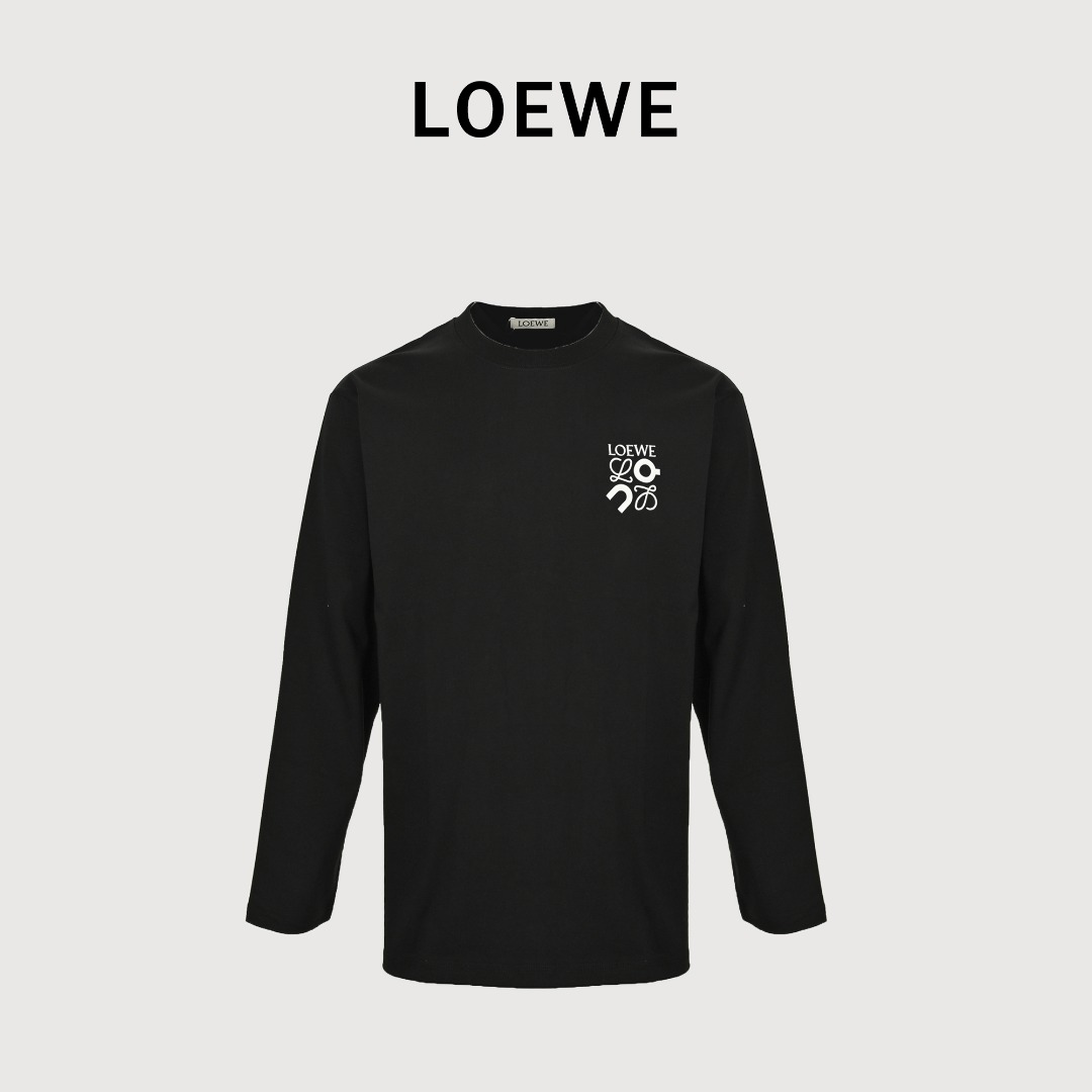 本地自取💰160 
Loewe罗意威 & on昂跑 25Fw 联名徽标logo压胶印花长袖T恤
购入原版开模打造，全套定制辅料，所有细节完美还原
简约清新风格，彰显出高品格的气质，
客供定织300g高克重双纱棉布料子 厚实的质感，面料厚实柔软亲肤，
松软细腻着身感更舒适透气，手感质感无可挑剔，
胸口徽标logo压胶印花 彰显出高奢贵气 男女同款！
颜色：白色，黑色
Size ：S-XL