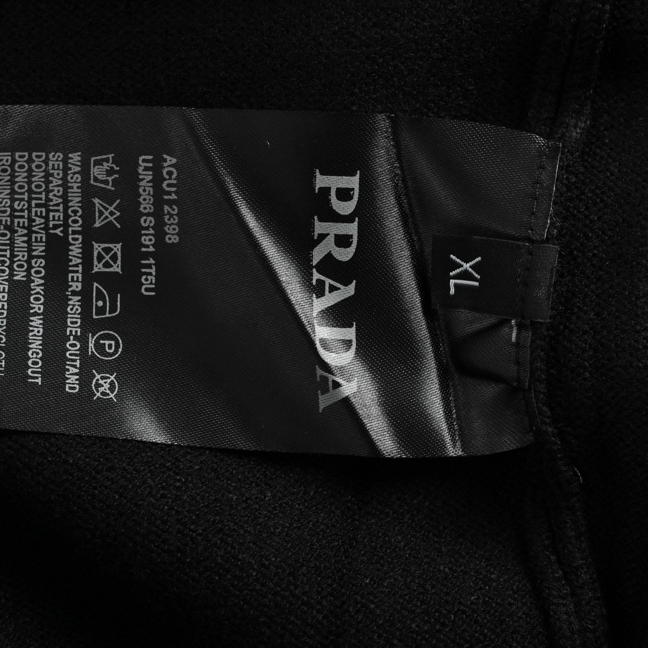 Prada 普拉达 25Fw 经典三角标圆领针织毛衣