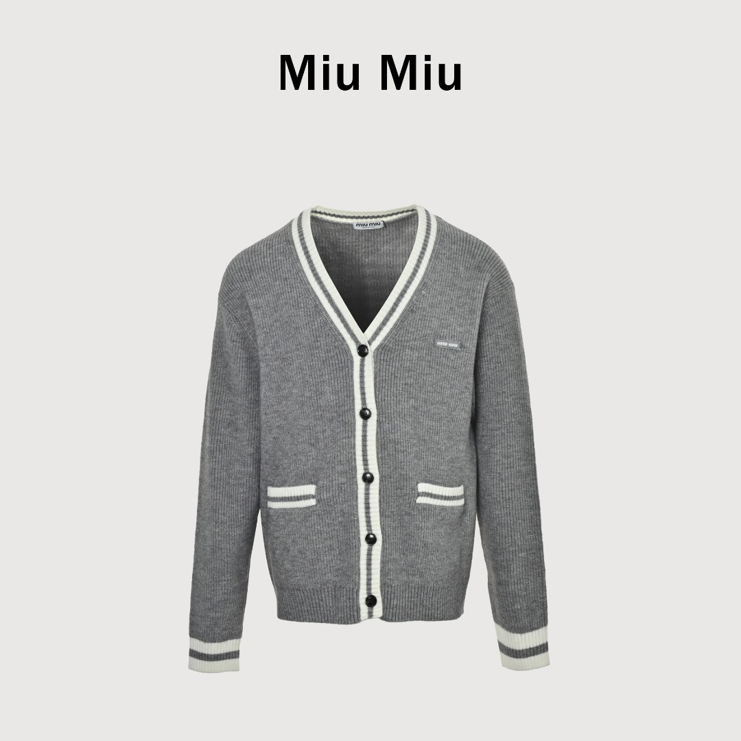 本地自取💰300
MIUMIU/缪缪25ss灰白条纹针织开衫毛衣

●：14643购入开发
●面料：羊毛混纺面料
●工艺：针织制作
●版型：宽松版型
miumiu24ss灰白条纹开衫 实拍
原版购入2.6w采用机型3.5.7进口斯托尔横机  全身元宝组织.袖口和门巾夹色 撞色拼接更加醒目 面料使用了进口羊绒混纺纱线 弹性好 抗起球 保暖性好 前片有口袋装配  前领是经典V领大开衫设计 专门定制的哑光扣 定制辅料.整体走线平直细腻，面料舒适柔软，颜色一致无色差 能与同款搭配营造时尚造型，驾驭各种场合，定制辅料，三标齐全，男女同款！
尺码：S M L