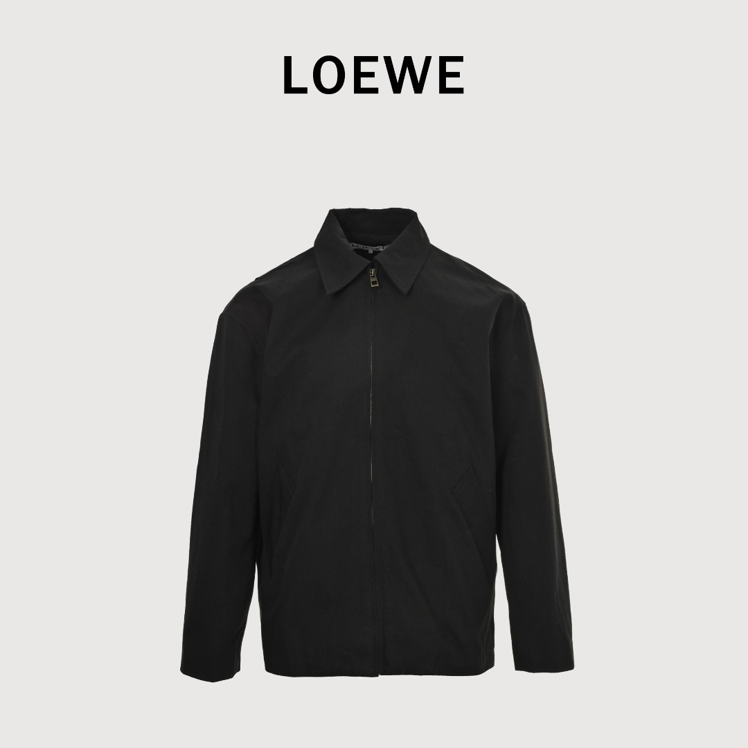 本地自取💰340 Loewe/罗意威 25Fw 后皮标褶皱夹克外套 定织定染日本进口羊毛醋酸混纺面料,从纱线的混纺比例、织法的结构到最终的色彩,都为其独家所有,确保了作品的独特性和不可复制性,羊毛提供了西装所需的骨架感、回弹性和天然的高级光泽,确保衣物在穿着后能迅速恢复形态,醋酸纤维拥有类似真丝的垂坠感、滑爽手感和光泽度,但比真丝更易于打理且稳定性更好,将羊毛的挺括与醋酸的垂坠相结合,需要精准的混纺比例。这需要通过反复实验,找到既能支撑起后背雕塑感褶皱,又能实现如瀑布般流畅垂感的“黄金点”。这种面料本身就是一项复杂的纺织科技成果,“后背垂感褶皱工艺”是整件西装的视觉焦点和高阶工艺的核心体现,是“重工”之所在,后背的褶皱通过立体剪裁完成,经过抓褶、固定、调整,创造出既符合人体工学,又具有建筑美学的立体形态,每一个褶的深度、方向和松紧都经过精确计算,此工艺的至高难度在于,它需要在静态时是一件轮廓优美的装饰雕塑,而在动态时(穿着者行走、转身时)褶皱能随之流动、展开再聚拢,形成动态的美感。这要求设计师对面料的悬垂性和弹性有极深的认知,为了维持褶皱的永久形态,在西装内部(如衬里与面料之间)必然存在一套复杂的手工缝定、内部省道或特制粘合衬固定系统。这些隐藏的工艺确保了褶皱不会在穿着或洗涤后变形或消失,这需要耗费大量工时,使用“定制真牛皮”而非普通皮革或布标,其目的在于提供无与伦比的触感和视觉厚度。小牛皮通常细腻柔软,拥有天然的皮纹,彰显品质,皮牌上的品牌标识采用热压印完成,以确保图案清晰、持久且手感平整。边缘的切割、打磨和缝线方式(如手工缝定或精准的机缝)都经过深思熟虑,使其成为内部美学的一部分,而非一个简单的标签,定制辅料三标,男女同款 Size:44 46 48