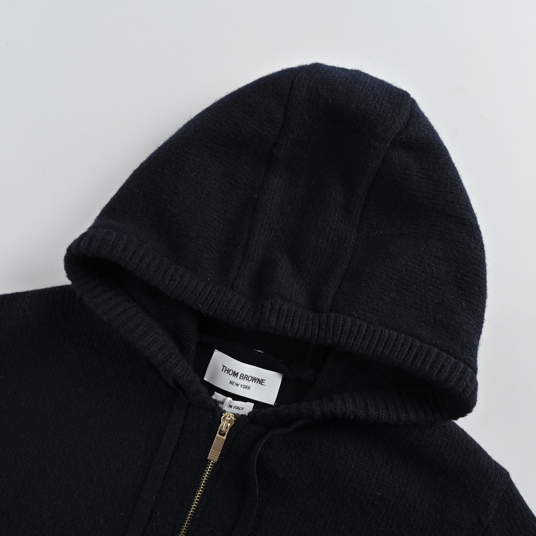 本地自取💰380 THOM BROWNE 汤姆布朗 TB 25FW 大鹅羊毛连帽外套 本产品根据原版使用定制羊毛纱线5根进纱编织。等同原版厚度,保暖度,上手上身度极强。根据原版要求图案针针不差的原则,攻克了上机纯嵌花太密导致撞针的困难使其不同于市面上的拉网嵌花工艺,拉网嵌花会使图案处很厚很硬,不透气。此图形也只有专业嵌花电脑机才能做出。我们的拉链也是专业定制,从拉链头拉链齿的电镀工艺到拉链布袋的定染颜色,贝壳扣的质量也同样倾注了我们做毛衣一样的专业心血。 尺码:1 2 3 4