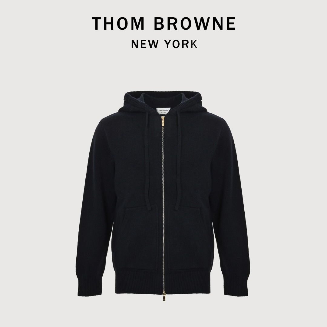 本地自取💰380 THOM BROWNE 汤姆布朗 TB 25FW 大鹅羊毛连帽外套 本产品根据原版使用定制羊毛纱线5根进纱编织。等同原版厚度,保暖度,上手上身度极强。根据原版要求图案针针不差的原则,攻克了上机纯嵌花太密导致撞针的困难使其不同于市面上的拉网嵌花工艺,拉网嵌花会使图案处很厚很硬,不透气。此图形也只有专业嵌花电脑机才能做出。我们的拉链也是专业定制,从拉链头拉链齿的电镀工艺到拉链布袋的定染颜色,贝壳扣的质量也同样倾注了我们做毛衣一样的专业心血。 尺码:1 2 3 4