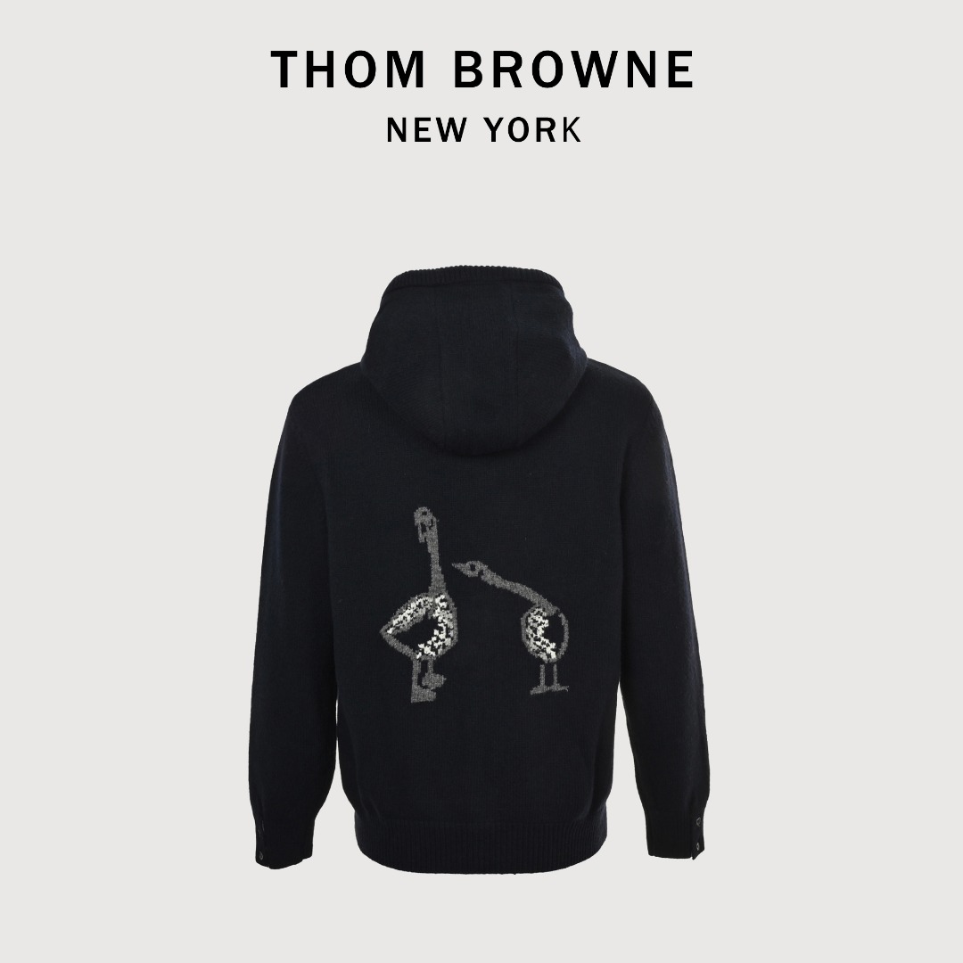 本地自取💰380 THOM BROWNE 汤姆布朗 TB 25FW 大鹅羊毛连帽外套 本产品根据原版使用定制羊毛纱线5根进纱编织。等同原版厚度,保暖度,上手上身度极强。根据原版要求图案针针不差的原则,攻克了上机纯嵌花太密导致撞针的困难使其不同于市面上的拉网嵌花工艺,拉网嵌花会使图案处很厚很硬,不透气。此图形也只有专业嵌花电脑机才能做出。我们的拉链也是专业定制,从拉链头拉链齿的电镀工艺到拉链布袋的定染颜色,贝壳扣的质量也同样倾注了我们做毛衣一样的专业心血。 尺码:1 2 3 4