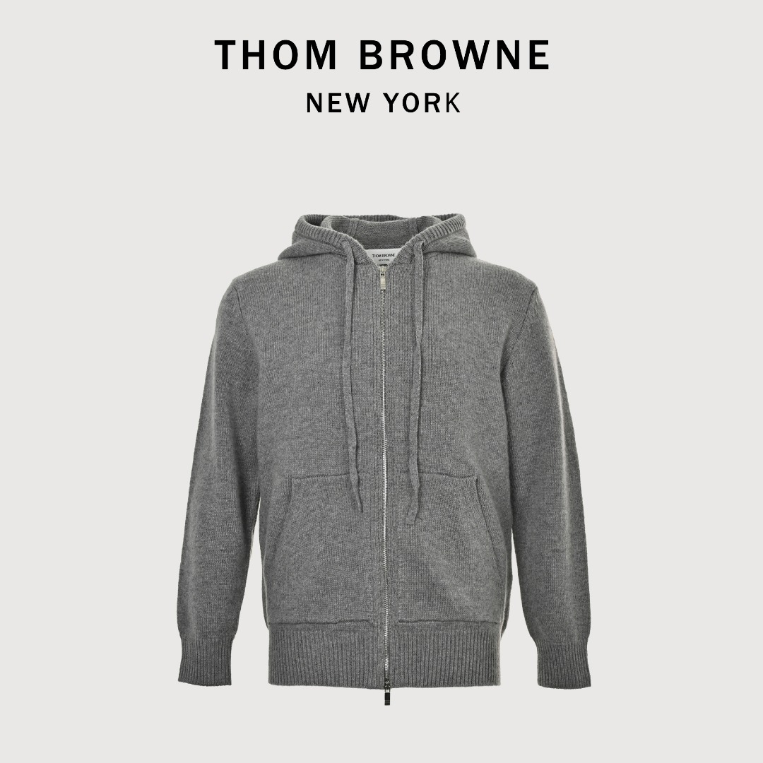 本地自取💰380 THOM BROWNE 汤姆布朗 TB 25FW 大鹅羊毛连帽外套 本产品根据原版使用定制羊毛纱线5根进纱编织。等同原版厚度,保暖度,上手上身度极强。根据原版要求图案针针不差的原则,攻克了上机纯嵌花太密导致撞针的困难使其不同于市面上的拉网嵌花工艺,拉网嵌花会使图案处很厚很硬,不透气。此图形也只有专业嵌花电脑机才能做出。我们的拉链也是专业定制,从拉链头拉链齿的电镀工艺到拉链布袋的定染颜色,贝壳扣的质量也同样倾注了我们做毛衣一样的专业心血。 尺码:1 2 3 4