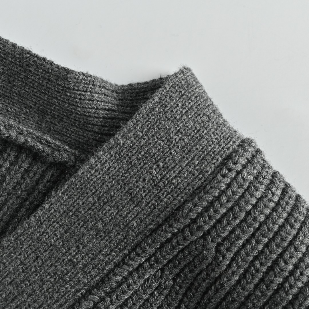 本地自取💰𝟑𝟐𝟎
1V刺绣标识羊毛开衫
𝐒𝐢𝐳𝐞:𝐬 𝐦 𝐥
面料采用60%羊绒 40%棉纱。该款面料带有弹性与立体版型效果,成衣上身版型非常贴合。刺绣采用3D立体刺绣,得国进口机绣出。洗水去除杂-高温烘干-添加手感。纽扣底座采用合金材料,面上采用珠光纽扣激光刻字品牌标识logo。本款半拉链套头衫取材山羊绒和绵羊毛混纺,以闲雅笔触演绎正装格调。全幅 Damier格纹烘托丰盈肌理,MarqueL.Vuitton Déposée 皮革标签点亮后部,Monogram 花卉皮革拉链头再添考究一笔。