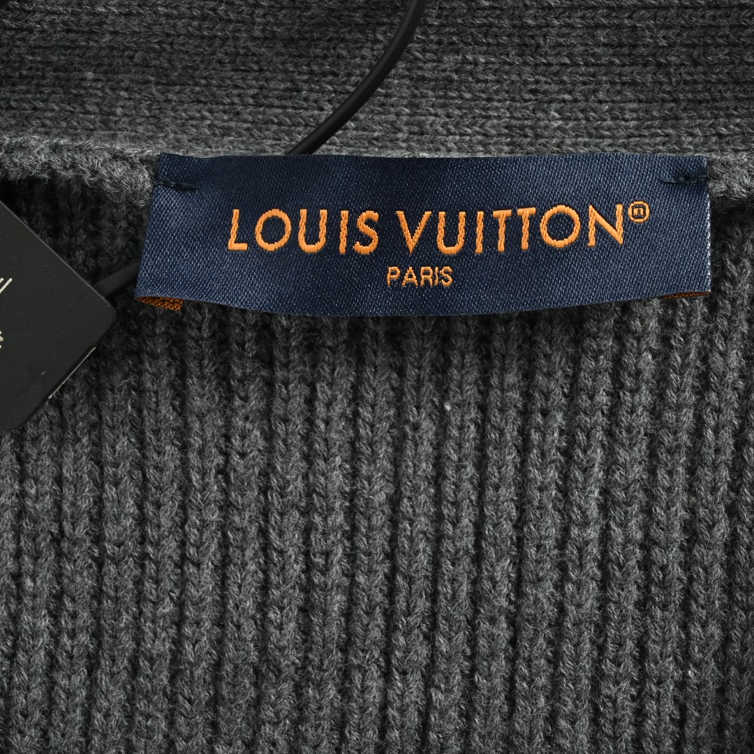 本地自取💰𝟑𝟐𝟎
1V刺绣标识羊毛开衫
𝐒𝐢𝐳𝐞:𝐬 𝐦 𝐥
面料采用60%羊绒 40%棉纱。该款面料带有弹性与立体版型效果,成衣上身版型非常贴合。刺绣采用3D立体刺绣,得国进口机绣出。洗水去除杂-高温烘干-添加手感。纽扣底座采用合金材料,面上采用珠光纽扣激光刻字品牌标识logo。本款半拉链套头衫取材山羊绒和绵羊毛混纺,以闲雅笔触演绎正装格调。全幅 Damier格纹烘托丰盈肌理,MarqueL.Vuitton Déposée 皮革标签点亮后部,Monogram 花卉皮革拉链头再添考究一笔。