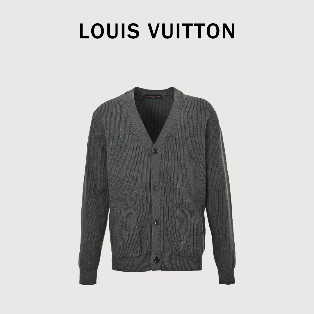 本地自取💰𝟑𝟐𝟎
1V刺绣标识羊毛开衫
𝐒𝐢𝐳𝐞:𝐬 𝐦 𝐥
面料采用60%羊绒 40%棉纱。该款面料带有弹性与立体版型效果,成衣上身版型非常贴合。刺绣采用3D立体刺绣,得国进口机绣出。洗水去除杂-高温烘干-添加手感。纽扣底座采用合金材料,面上采用珠光纽扣激光刻字品牌标识logo。本款半拉链套头衫取材山羊绒和绵羊毛混纺,以闲雅笔触演绎正装格调。全幅 Damier格纹烘托丰盈肌理,MarqueL.Vuitton Déposée 皮革标签点亮后部,Monogram 花卉皮革拉链头再添考究一笔。