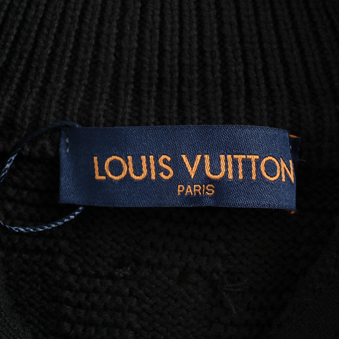 本地自取💰𝟐𝟔𝟎
1V棋盘格半拉链羊毛毛衣
𝐒𝐢𝐳𝐞:𝐬 𝐦 𝐥
面料采用30%羊毛 20%羊绒 50%棉纱混纺织出,该款面料带有微弹效果,棉纱为这件衣服做出立体版型。羊绒使衣服更加有保暖效果。拉链与拉头采用铜料定做,拉头激光镂空定做品牌标识logo。后领取皮标采用头层牛皮双层复合,面上带有品牌压花标识。整件衣服采用进口正7针织出品牌棋盘格标识,非常考验画图师父的技术。本款半拉链套头衫取材山羊绒和绵羊毛混纺,以闲雅笔触演绎正装格调。全幅 Damier格纹烘托丰盈肌理,Marque L.Vuitton Déposée 皮革标签点亮后部,Monogram 花卉皮革拉链头再添考究一笔。h