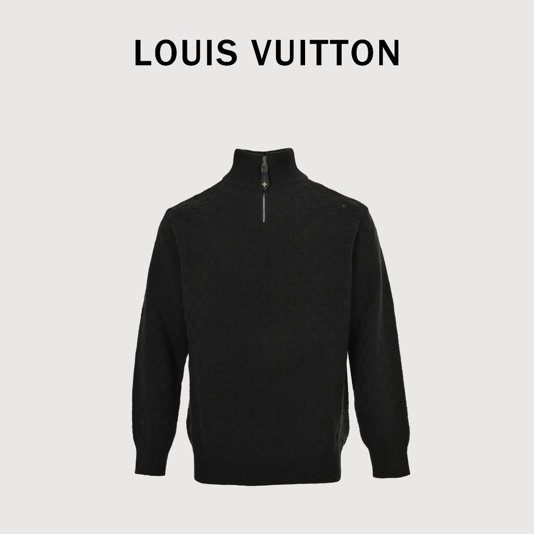 本地自取💰𝟐𝟔𝟎
1V棋盘格半拉链羊毛毛衣
𝐒𝐢𝐳𝐞:𝐬 𝐦 𝐥
面料采用30%羊毛 20%羊绒 50%棉纱混纺织出,该款面料带有微弹效果,棉纱为这件衣服做出立体版型。羊绒使衣服更加有保暖效果。拉链与拉头采用铜料定做,拉头激光镂空定做品牌标识logo。后领取皮标采用头层牛皮双层复合,面上带有品牌压花标识。整件衣服采用进口正7针织出品牌棋盘格标识,非常考验画图师父的技术。本款半拉链套头衫取材山羊绒和绵羊毛混纺,以闲雅笔触演绎正装格调。全幅 Damier格纹烘托丰盈肌理,Marque L.Vuitton Déposée 皮革标签点亮后部,Monogram 花卉皮革拉链头再添考究一笔。h