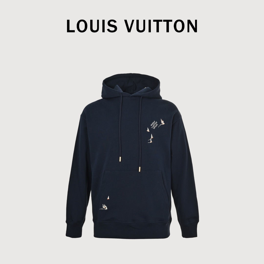 LouisVuitton/路易威登 25Fw帆船刺绣连帽卫衣 原版14800购入,原版定制480g全棉鱼鳞底布料,颜色按原版定染,这款饰有LV 帆船赛图案,进口机刺绣,前幅4万9千针,后幅13万针.原版一致. 五金开模定做.帽里双层,立挺有型.迷你帆船是对新一季迷人的航海主题的致敬,被精心刺绣在背后形成一个巨大的LV徽标.男女同款