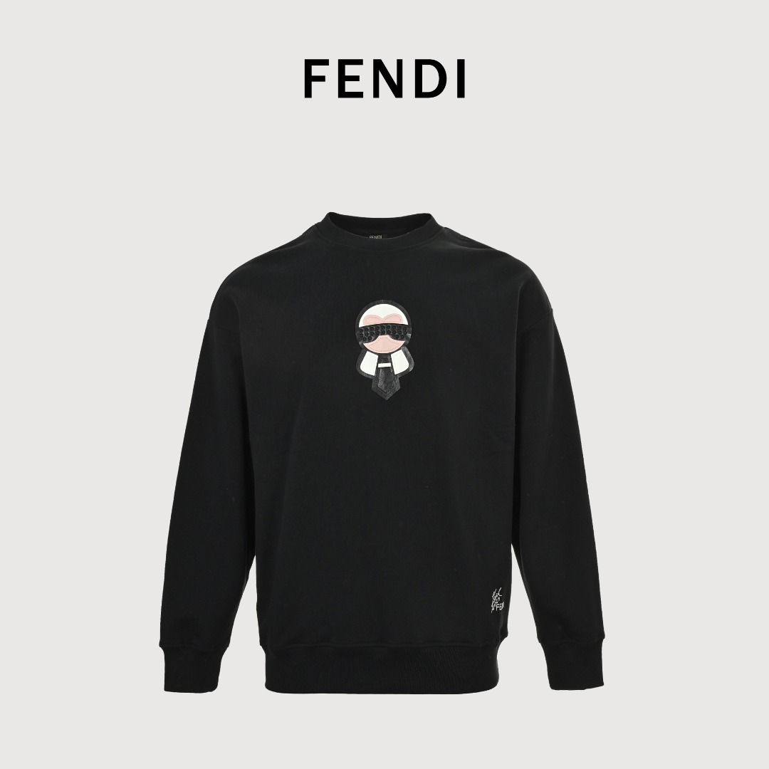Fendi/芬迪 25Fw老佛爷皮标卫衣 区分市面通货,男女同款全新美学灵感趣味设计,渠道性质精品.让整体造型设计更加优雅时尚,今夏最火系列,无数明星潮人追捧.裁剪工艺细节处理工整为玩味时尚增添色彩!工整细致,合身的版型构造更是独具匠心,上身不仅有着出彩的辨识度更是减龄青春.一款穿着意义还有穿搭性能都很极致的款式,绚丽的色系调配,此款的工艺必然也是极致非凡,上身的舒适度绝对足够的强大,也是奢品本质的一种彰显!柔软轻薄,触感更是极端撩人,透气性能十分之强大,尤为适合春夏季节的穿搭所需,妥妥的穿着享受,并且各处的细节以及织带的工艺都是尽善尽美,更显高级感! 颜色:黑色、白色