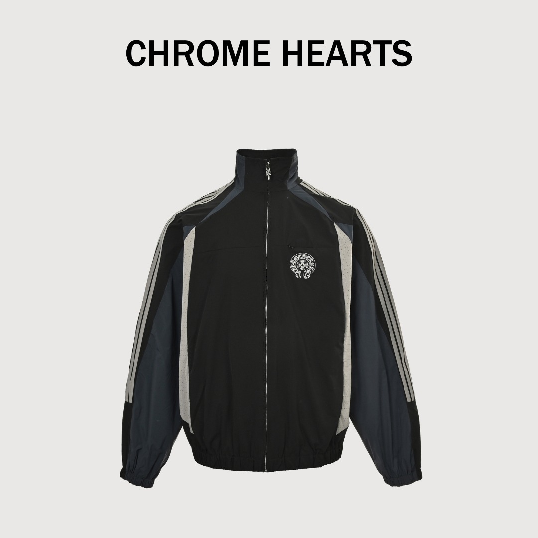 Chrome Hearts 克罗心马蹄刺绣拼接条纹拼色外套 男女同款 复古拼接款式 简单基础同时搭配上身效果也是非常好 大身多处拼接设计 立体感十足 袖臂条纹拉架 拉链都是定制做旧小宝剑开模辅料 灰色面料冲孔工艺 有内衬初秋正合适 原版一致宽松版型 后背还有隐藏口袋 胸口马蹄刺绣标识