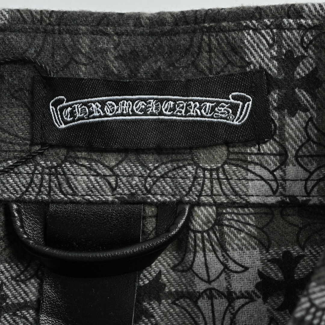 本地自取💰260 Come hearts/克罗心25ss皮标金属格仔衬衫外套 原版克罗家独特身份饰银扣十字皮章，定制染色暗纹品牌花纹面料，高品质对格对花剪裁，衣袖处十字架皮牌拼接，前胸单侧贴布口袋设计定制高品质刻字五金辅料做旧的复古银扣，版型立体。上身又飒又帅。自然而然的高街风格 上身效果自然不用多说 妥妥的潮流最前线充满活力的设计和百搭的属性，不管怎么搭配都能穿出惊喜！ 码数：S-XL