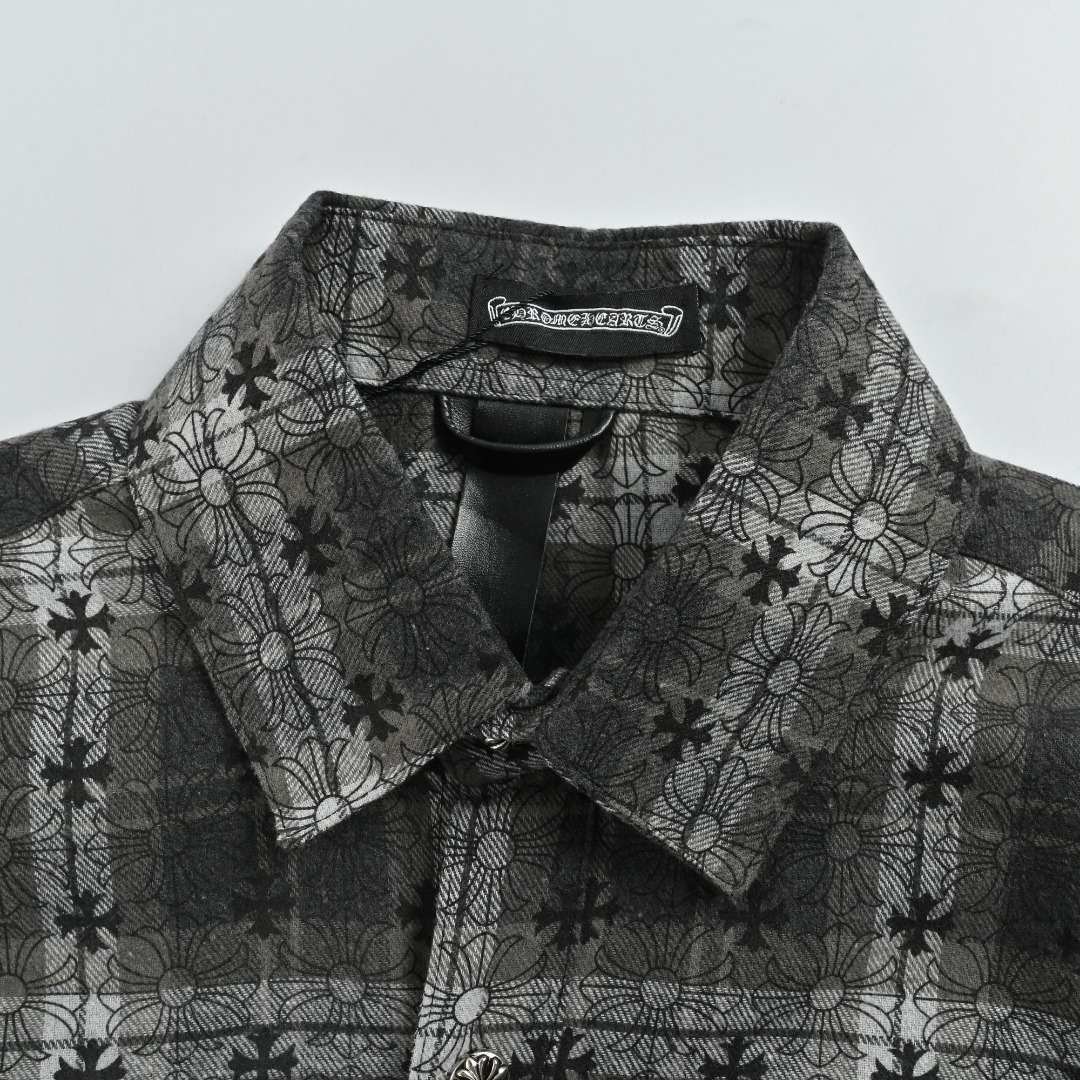 本地自取💰260 Come hearts/克罗心25ss皮标金属格仔衬衫外套 原版克罗家独特身份饰银扣十字皮章，定制染色暗纹品牌花纹面料，高品质对格对花剪裁，衣袖处十字架皮牌拼接，前胸单侧贴布口袋设计定制高品质刻字五金辅料做旧的复古银扣，版型立体。上身又飒又帅。自然而然的高街风格 上身效果自然不用多说 妥妥的潮流最前线充满活力的设计和百搭的属性，不管怎么搭配都能穿出惊喜！ 码数：S-XL