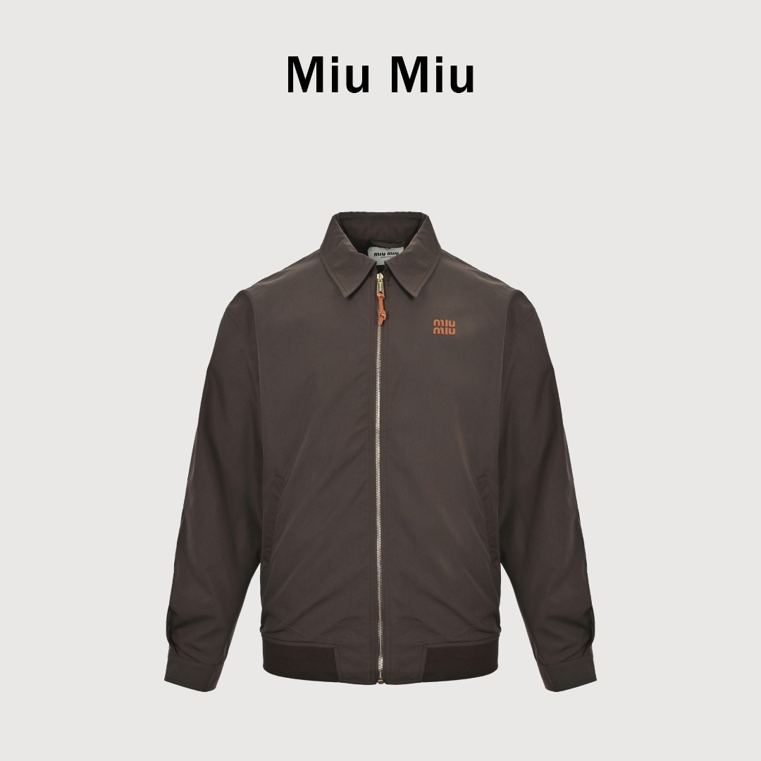 本地自取💰300 MIU MIU缪缪MM 缝线徽标贴绣拉链外套 定制定染云纹双股丝光棉,激光烧花工艺,利用激光技术进行徽标刻划的先进工艺,将激光投射到材料表面使材料局部迅速加热至熔化,可以精确控制位置和形状,采用进口机刺绣工艺,精度高、线条流畅而细腻,面料都经过砂洗,手感质感更佳,不易变形,不易缩水,不易褪色,宽松版型 Size:38 40 42 44