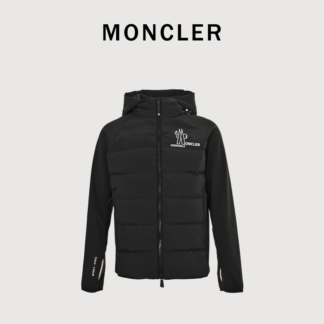 MONCLER X RICK OWENS 联名款 拼接袖连帽羽绒服 针织部分使用细腻的长绒棉单纱编织而成. 抗静电处理:避免因摩擦产生静电和吸附灰尘. 抗起球处理:通过特殊助剂或工艺,让纤维更不易纠缠成毛球. 桃皮绒处理:进行更精细的打磨,获得如桃子表面般极其细腻的触感. 同时以高质量白鹅绒填充著称,保暖效果极佳. 胸口处的抽象标识印花 采用进口环保胶浆工艺与立体植绒相结合的手法——主图案以细腻胶浆勾勒锐利线条 边缘呈现哑光雾面质感 字母部分则运用微立体植绒工艺 Rick Owens标志性的立体绗缝工艺,通过激光切割与手工绗线结合,将传统羽绒服的臃肿感彻底革新,修身廓形兼具运动功能性与高级时装的利落线条. 定制双向YKK拉链、反光条包边帽檐、隐藏式雪裙设计,甚至连袖口罗纹都采用3D立体编织,兼顾户外防护与日常穿搭的舒适贴合.