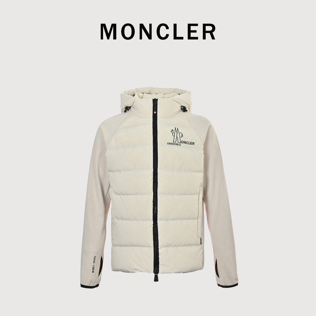 MONCLER X RICK OWENS 联名款 拼接袖连帽羽绒服 针织部分使用细腻的长绒棉单纱编织而成. 抗静电处理:避免因摩擦产生静电和吸附灰尘. 抗起球处理:通过特殊助剂或工艺,让纤维更不易纠缠成毛球. 桃皮绒处理:进行更精细的打磨,获得如桃子表面般极其细腻的触感. 同时以高质量白鹅绒填充著称,保暖效果极佳. 胸口处的抽象标识印花 采用进口环保胶浆工艺与立体植绒相结合的手法——主图案以细腻胶浆勾勒锐利线条 边缘呈现哑光雾面质感 字母部分则运用微立体植绒工艺 Rick Owens标志性的立体绗缝工艺,通过激光切割与手工绗线结合,将传统羽绒服的臃肿感彻底革新,修身廓形兼具运动功能性与高级时装的利落线条. 定制双向YKK拉链、反光条包边帽檐、隐藏式雪裙设计,甚至连袖口罗纹都采用3D立体编织,兼顾户外防护与日常穿搭的舒适贴合.