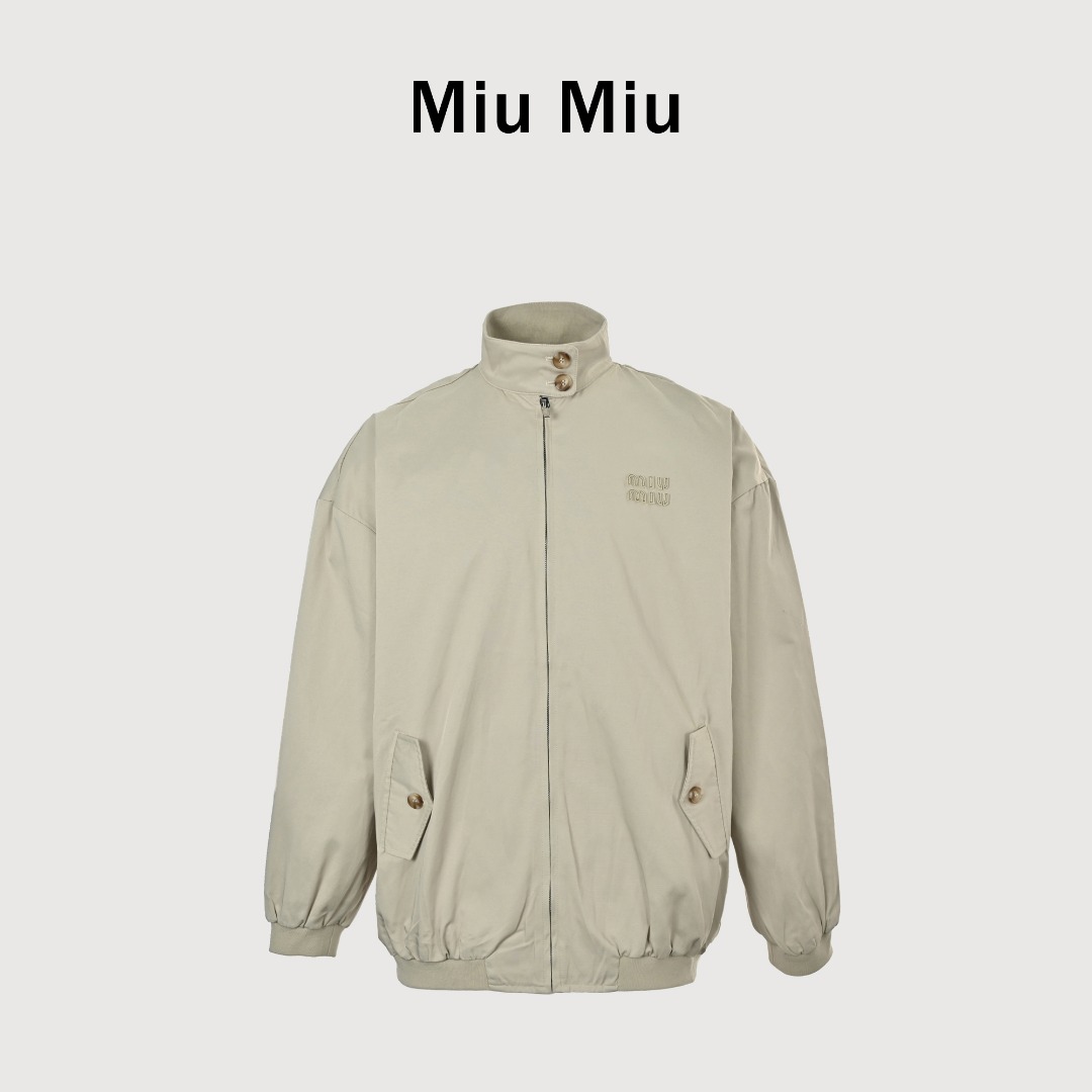 本地自取💰330 MIUMIU 缪缪 25FW 内里红格立领夹克外套 原版27,811购入开发,定织定染80支双股斜纹棉质面料,纱线采用双股合捻技术,通过SZ向交替加捻提升纱线强韧度,纱支密度达到500T以上,实现面料轻量化的同时保持骨感挺括,红格里布采用埃及长绒棉,通过21针细针距圆机织造,表面进行磨毛处理以提升亲肤触感,计算机提花编程实现5色苏格兰格纹,色纱采用活性染料染制,色牢度达4-5级,胸前贴布绣花采用Amann Serafil绣线以3D立体垫绣工艺呈现,底层贴合0.3mm厚度热熔胶衬,确保图案在洗涤后不变形,定制扁机螺纹:12针德国STOLL横机织造,1×1罗纹结构配合硅油柔化处理,确保袖口下摆领口的贴合度与耐疲劳性,此款夹克从纱线选配到终端成衣历经37道工序,其技术复杂性体现在对传统哈灵顿版型的参数化重构,尤其在斜纹面料的动态支撑性与里布格纹的对位精度上达到轻奢级成衣标准 。 尺码:38 40 42 44