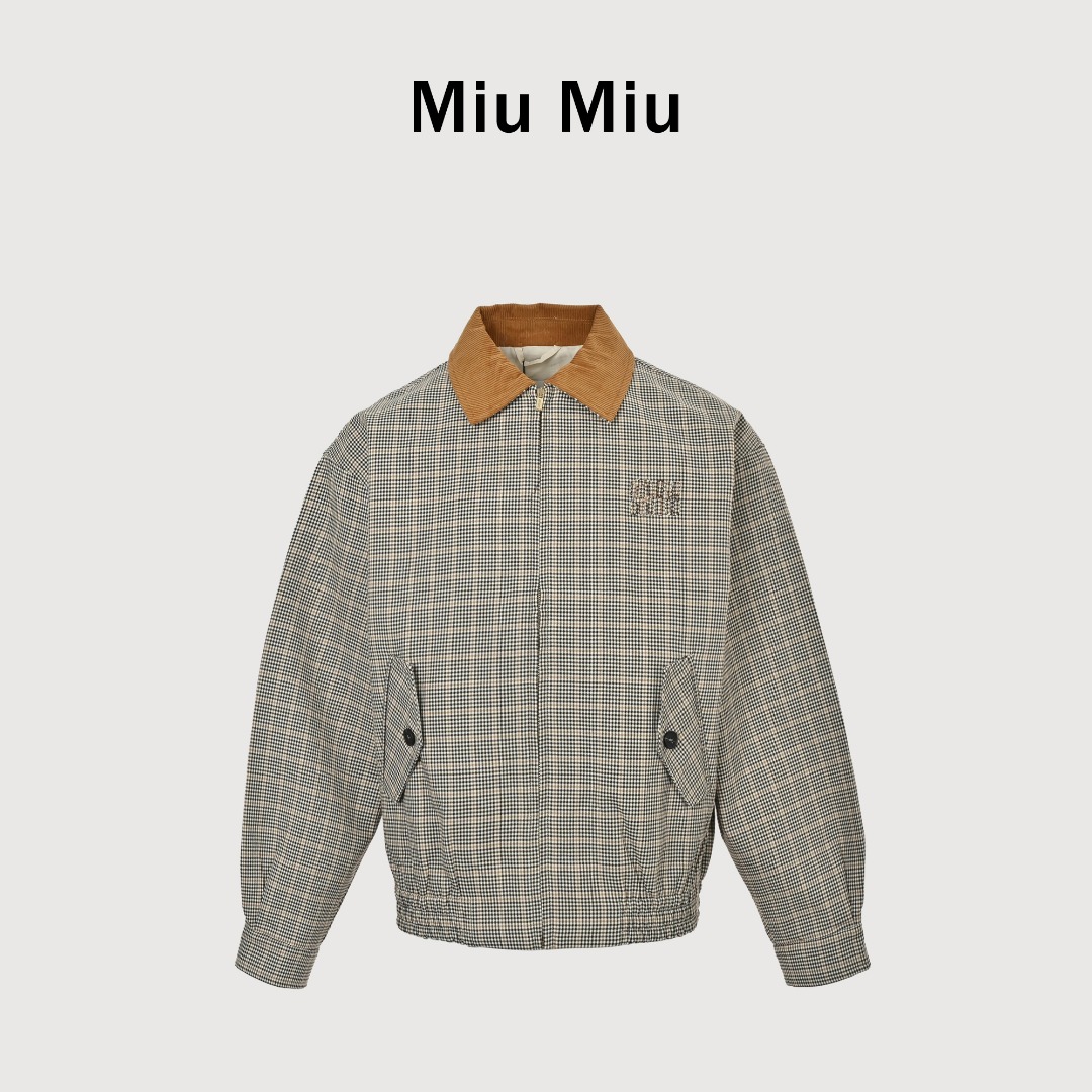 本地自取💰360 MIUMIU 缪缪 25FW 灯芯绒领格纹夹克外套 采用格纹图案,重新演绎miu 风格中典型的。探索撞色灯芯绒质感衣领与双层织物面料的时尚可能,体现复古与时尚之间的平衡。整体走线平直细腻,面料舒适柔软,颜色一致无色差 能与同款搭配营造时尚造型,驾驭各种场合,定制辅料,三标齐全,男女同款! 尺码:38 40 42 44