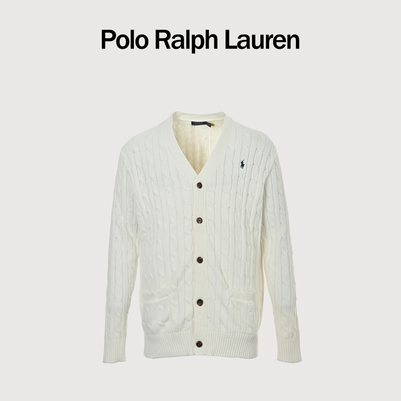 本地自取💰240
Ralph Lauren/拉夫劳伦 25Fw 刺绣小马标绞花针织毛衣开衫
胸口高密度百灵达万针刺绣,吊牌辅料全部还原原版。
面料采用进口纯棉纱线混纺羊毛,上身舒适高级感拉满,无数网红博主穿搭必备,原版超级慢买到,一件针织衫就能穿出不一样的时尚感觉。
表面面料带羊绒的雾面感觉,蓬松度够够的,可以说做到乱真的高度,一眼就是顶级品质!
复古的多巴胺配色,经典耐看,性价比很高,强烈推荐
Size:S-XL