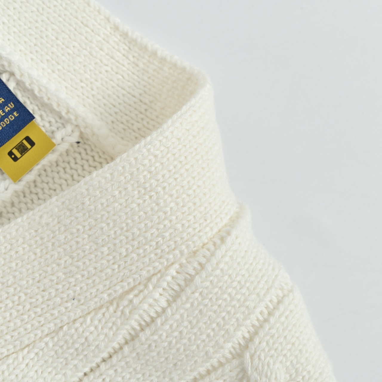 本地自取💰240
Ralph Lauren/拉夫劳伦 25Fw 刺绣小马标绞花针织毛衣开衫
胸口高密度百灵达万针刺绣,吊牌辅料全部还原原版。
面料采用进口纯棉纱线混纺羊毛,上身舒适高级感拉满,无数网红博主穿搭必备,原版超级慢买到,一件针织衫就能穿出不一样的时尚感觉。
表面面料带羊绒的雾面感觉,蓬松度够够的,可以说做到乱真的高度,一眼就是顶级品质!
复古的多巴胺配色,经典耐看,性价比很高,强烈推荐
Size:S-XL