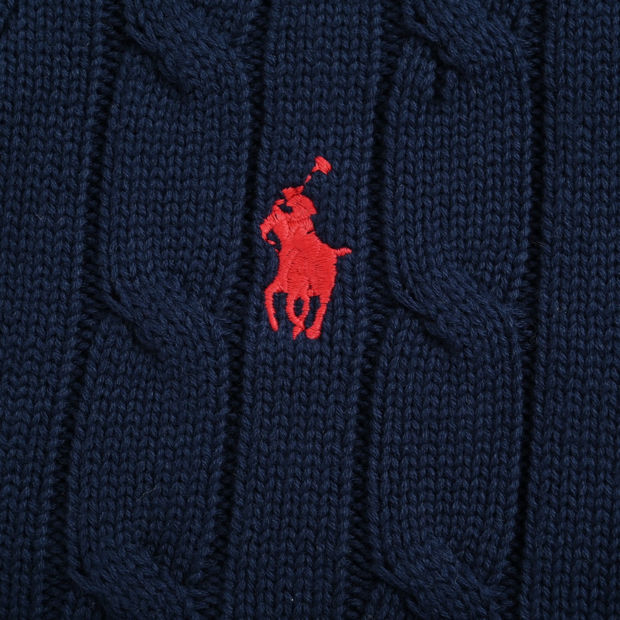 本地自取💰240
Ralph Lauren/拉夫劳伦 25Fw 刺绣小马标绞花针织毛衣开衫
胸口高密度百灵达万针刺绣,吊牌辅料全部还原原版。
面料采用进口纯棉纱线混纺羊毛,上身舒适高级感拉满,无数网红博主穿搭必备,原版超级慢买到,一件针织衫就能穿出不一样的时尚感觉。
表面面料带羊绒的雾面感觉,蓬松度够够的,可以说做到乱真的高度,一眼就是顶级品质!
复古的多巴胺配色,经典耐看,性价比很高,强烈推荐
Size:S-XL