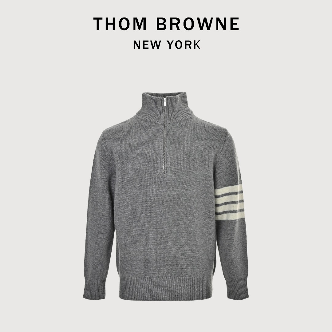 本地自取💰340 THOM BROWNE 汤姆布朗 TB 25FW 四杠半拉链毛衣 本产品根据原版使用定制羊毛纱线5根进纱编织。等同原版厚度,保暖度,上手上身度极强。此款照柜柜里为男女同款型,同工艺,同协调感。我们的拉链也是专业定制,从拉链头拉链齿的电镀工艺到拉链布袋的定染颜色,贝壳扣的质量也同样倾注了我们做毛衣一样的专业心血。 尺码:1 2 3 4