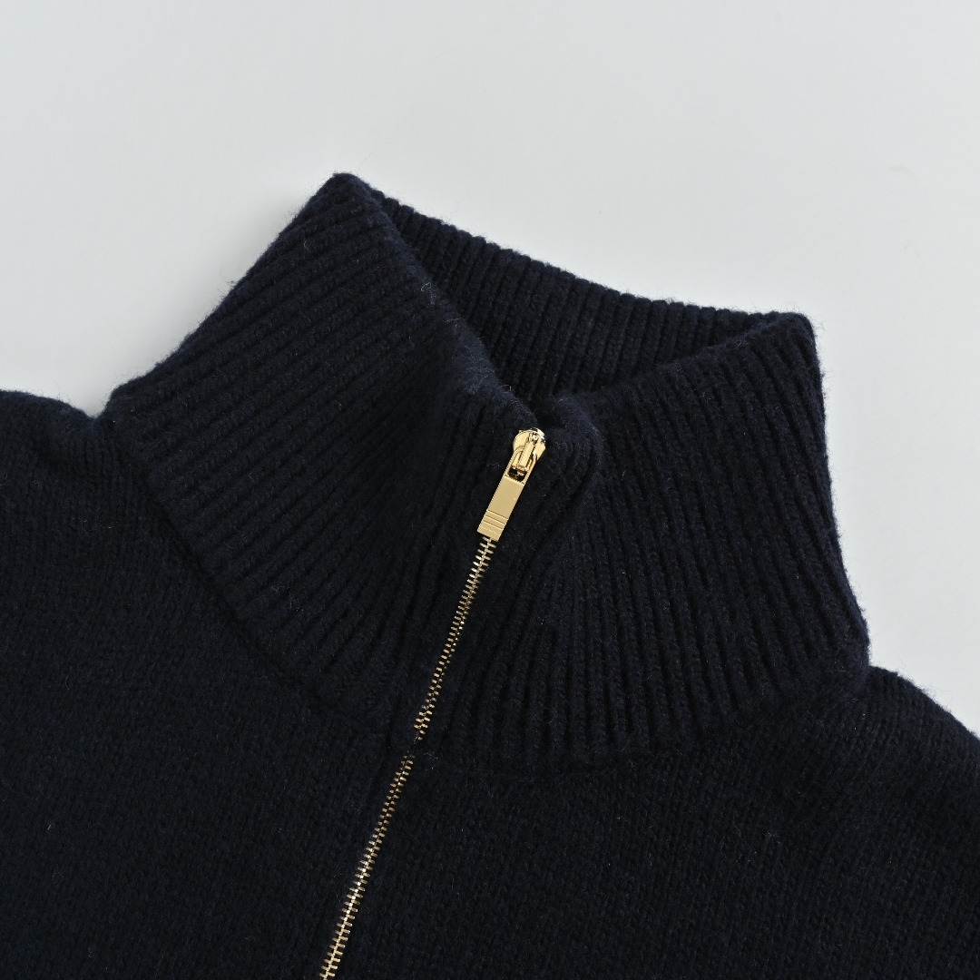 本地自取💰340 THOM BROWNE 汤姆布朗 TB 25FW 四杠半拉链毛衣 本产品根据原版使用定制羊毛纱线5根进纱编织。等同原版厚度,保暖度,上手上身度极强。此款照柜柜里为男女同款型,同工艺,同协调感。我们的拉链也是专业定制,从拉链头拉链齿的电镀工艺到拉链布袋的定染颜色,贝壳扣的质量也同样倾注了我们做毛衣一样的专业心血。 尺码:1 2 3 4