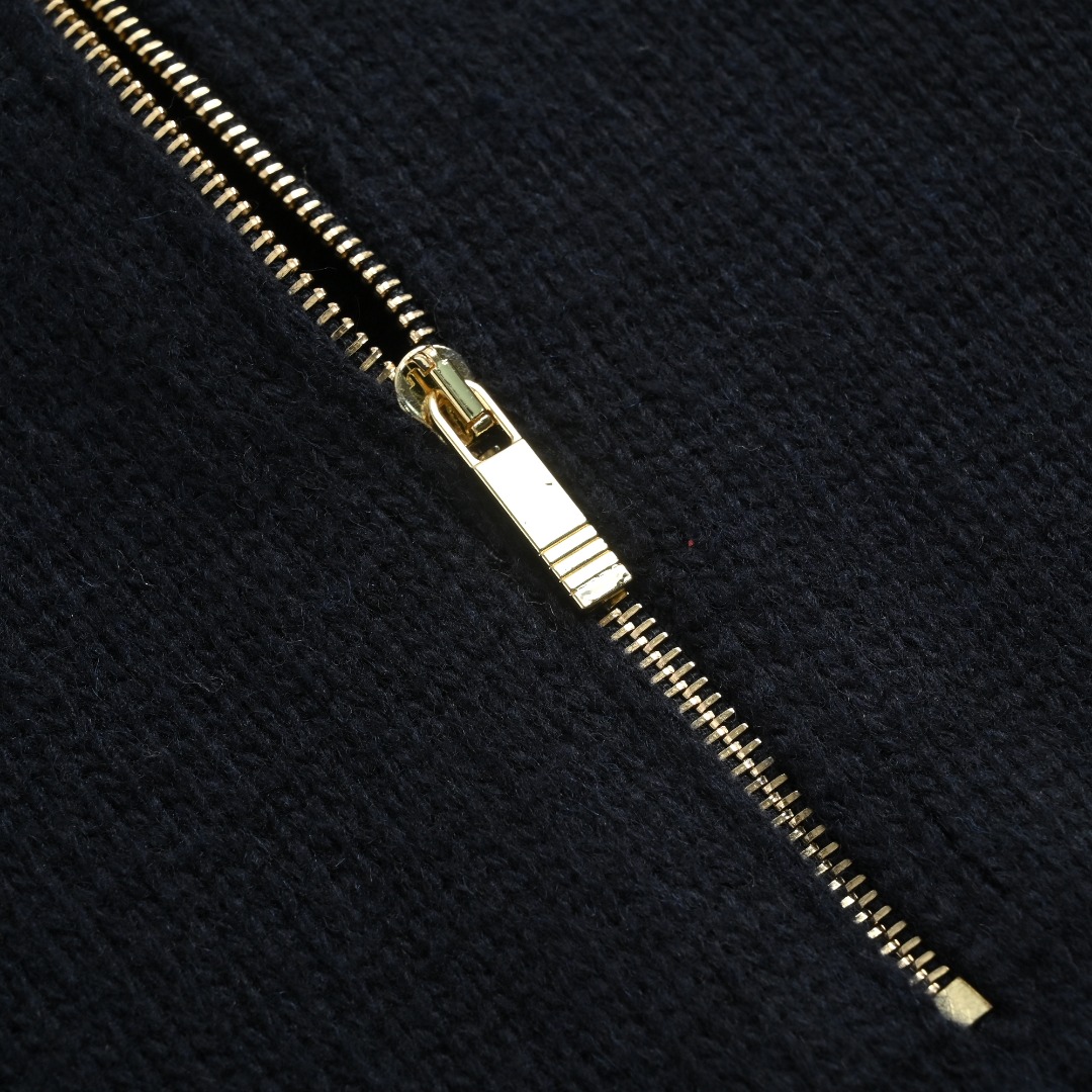 本地自取💰340 THOM BROWNE 汤姆布朗 TB 25FW 四杠半拉链毛衣 本产品根据原版使用定制羊毛纱线5根进纱编织。等同原版厚度,保暖度,上手上身度极强。此款照柜柜里为男女同款型,同工艺,同协调感。我们的拉链也是专业定制,从拉链头拉链齿的电镀工艺到拉链布袋的定染颜色,贝壳扣的质量也同样倾注了我们做毛衣一样的专业心血。 尺码:1 2 3 4