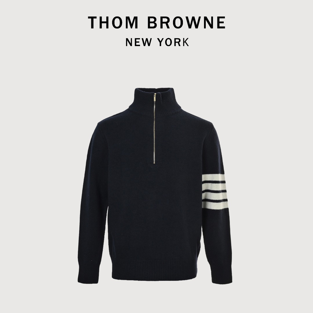 本地自取💰340 THOM BROWNE 汤姆布朗 TB 25FW 四杠半拉链毛衣 本产品根据原版使用定制羊毛纱线5根进纱编织。等同原版厚度,保暖度,上手上身度极强。此款照柜柜里为男女同款型,同工艺,同协调感。我们的拉链也是专业定制,从拉链头拉链齿的电镀工艺到拉链布袋的定染颜色,贝壳扣的质量也同样倾注了我们做毛衣一样的专业心血。 尺码:1 2 3 4
