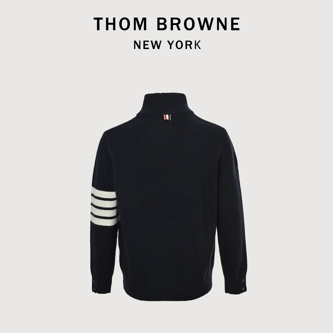 本地自取💰340 THOM BROWNE 汤姆布朗 TB 25FW 四杠半拉链毛衣 本产品根据原版使用定制羊毛纱线5根进纱编织。等同原版厚度,保暖度,上手上身度极强。此款照柜柜里为男女同款型,同工艺,同协调感。我们的拉链也是专业定制,从拉链头拉链齿的电镀工艺到拉链布袋的定染颜色,贝壳扣的质量也同样倾注了我们做毛衣一样的专业心血。 尺码:1 2 3 4