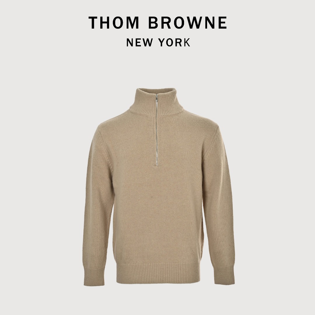 本地自取💰350 THOM BROWNE 汤姆布朗 TB 25FW 大鹅半拉链毛衣 本产品根据原版使用定制羊毛纱线5根进纱编织。等同原版厚度,保暖度,上手上身度极强。根据原版要求图案针针不差的原则,攻克了上机纯嵌花太密导致撞针的困难使其不同于市面上的拉网嵌花工艺,拉网嵌花会使图案处很厚很硬,不透气。此图形也只有专业嵌花电脑机才能做出。我们的拉链也是专业定制,从拉链头拉链齿的电镀工艺到拉链布袋的定染颜色,贝壳扣的质量也同样倾注了我们做毛衣一样的专业心血。 尺码:1 2 3 4