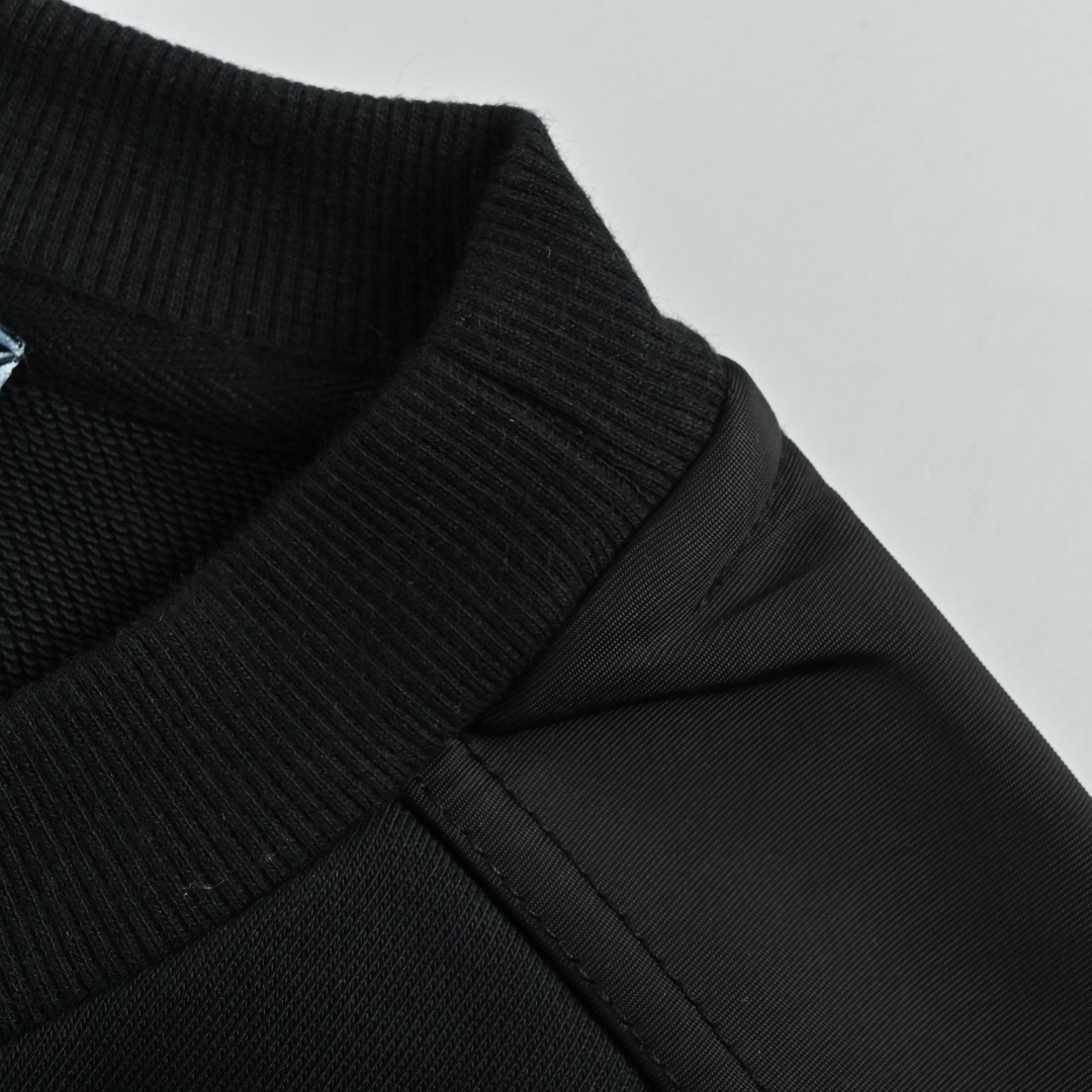 本地自取 💰220
Prada/普拉达 25Fw 袖袋尼龙拼接圆领卫衣
· 采用480克纯棉双纱鱼鳞毛圈面料  
· 面部无尘烧毛工艺 底部吸毛 环保活性染 
· 肩膀，袖子拼接再生尼龙面料材质设计贴布
· 袖子口袋五金设计
· 定制五金
· 双针车线跨缝工艺
· 原版主唛水洗吊牌防潮纸包装
   颜色：白色/黑色
   Size:S-XL