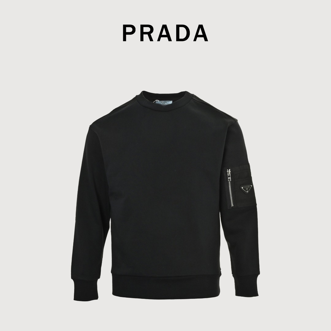 本地自取 💰220
Prada/普拉达 25Fw 袖袋尼龙拼接圆领卫衣
· 采用480克纯棉双纱鱼鳞毛圈面料  
· 面部无尘烧毛工艺 底部吸毛 环保活性染 
· 肩膀，袖子拼接再生尼龙面料材质设计贴布
· 袖子口袋五金设计
· 定制五金
· 双针车线跨缝工艺
· 原版主唛水洗吊牌防潮纸包装
   颜色：白色/黑色
   Size:S-XL