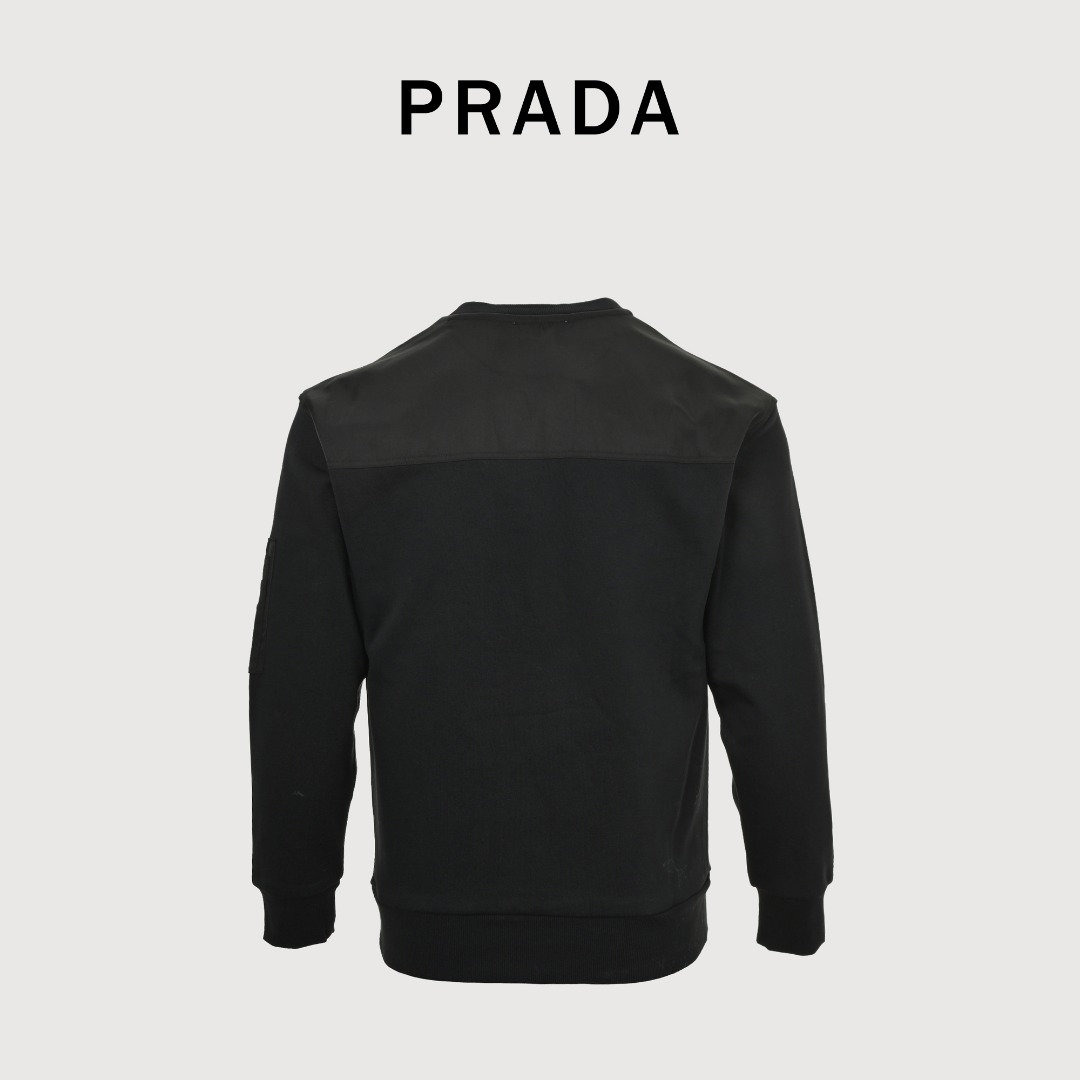 本地自取 💰220
Prada/普拉达 25Fw 袖袋尼龙拼接圆领卫衣
· 采用480克纯棉双纱鱼鳞毛圈面料  
· 面部无尘烧毛工艺 底部吸毛 环保活性染 
· 肩膀，袖子拼接再生尼龙面料材质设计贴布
· 袖子口袋五金设计
· 定制五金
· 双针车线跨缝工艺
· 原版主唛水洗吊牌防潮纸包装
   颜色：白色/黑色
   Size:S-XL