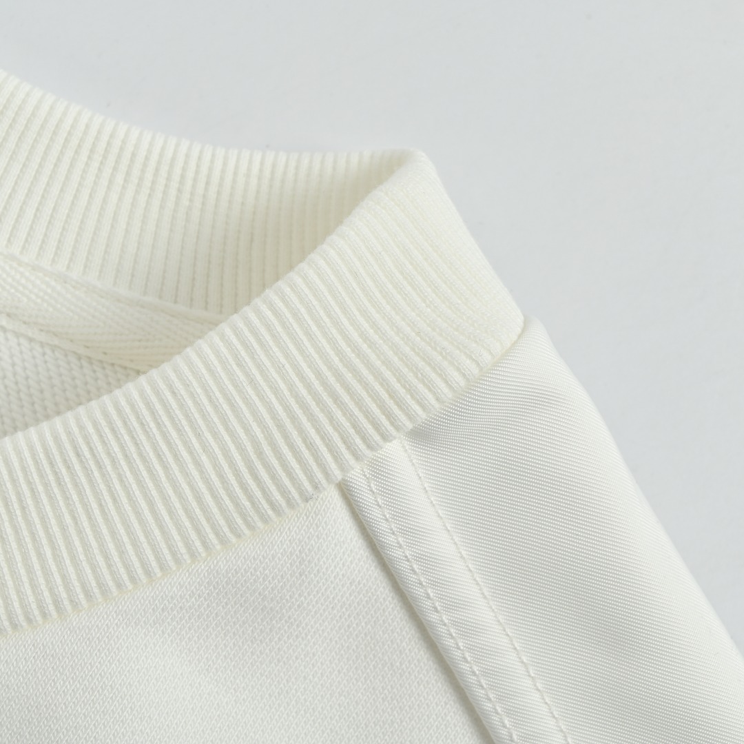 本地自取 💰220
Prada/普拉达 25Fw 袖袋尼龙拼接圆领卫衣
· 采用480克纯棉双纱鱼鳞毛圈面料  
· 面部无尘烧毛工艺 底部吸毛 环保活性染 
· 肩膀，袖子拼接再生尼龙面料材质设计贴布
· 袖子口袋五金设计
· 定制五金
· 双针车线跨缝工艺
· 原版主唛水洗吊牌防潮纸包装
   颜色：白色/黑色
   Size:S-XL