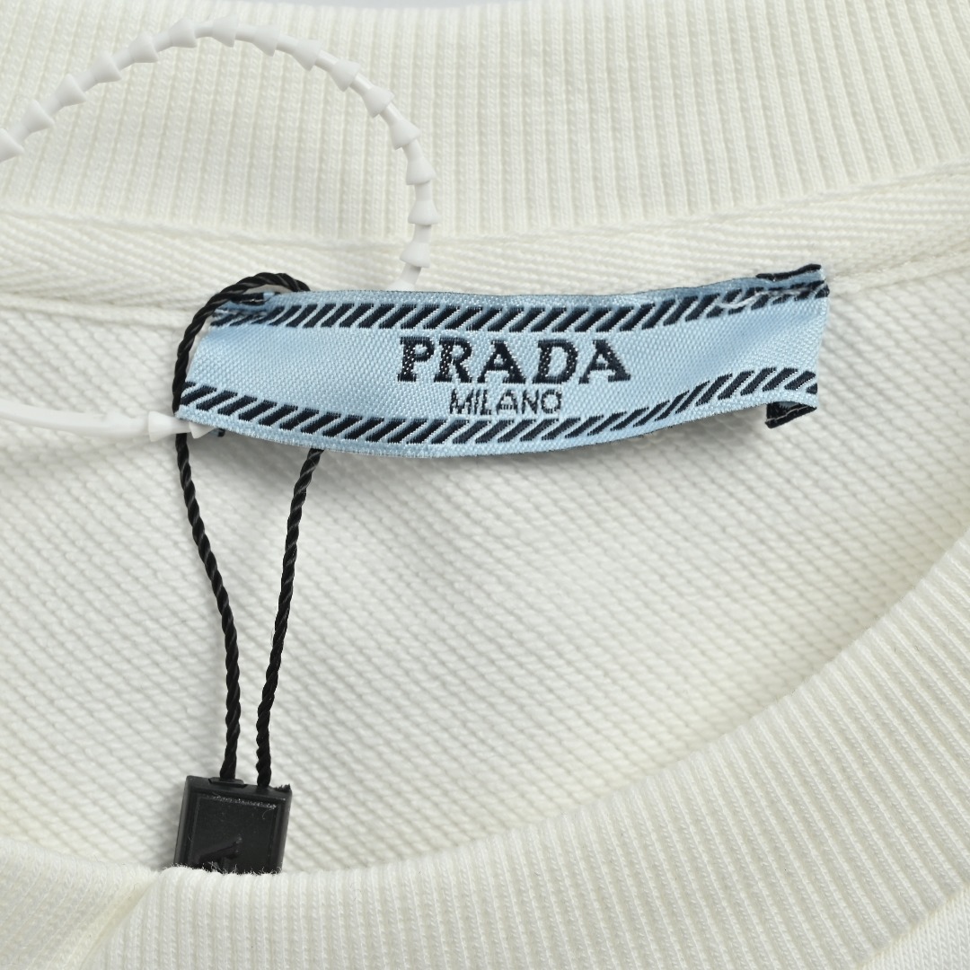 本地自取 💰220
Prada/普拉达 25Fw 袖袋尼龙拼接圆领卫衣
· 采用480克纯棉双纱鱼鳞毛圈面料  
· 面部无尘烧毛工艺 底部吸毛 环保活性染 
· 肩膀，袖子拼接再生尼龙面料材质设计贴布
· 袖子口袋五金设计
· 定制五金
· 双针车线跨缝工艺
· 原版主唛水洗吊牌防潮纸包装
   颜色：白色/黑色
   Size:S-XL