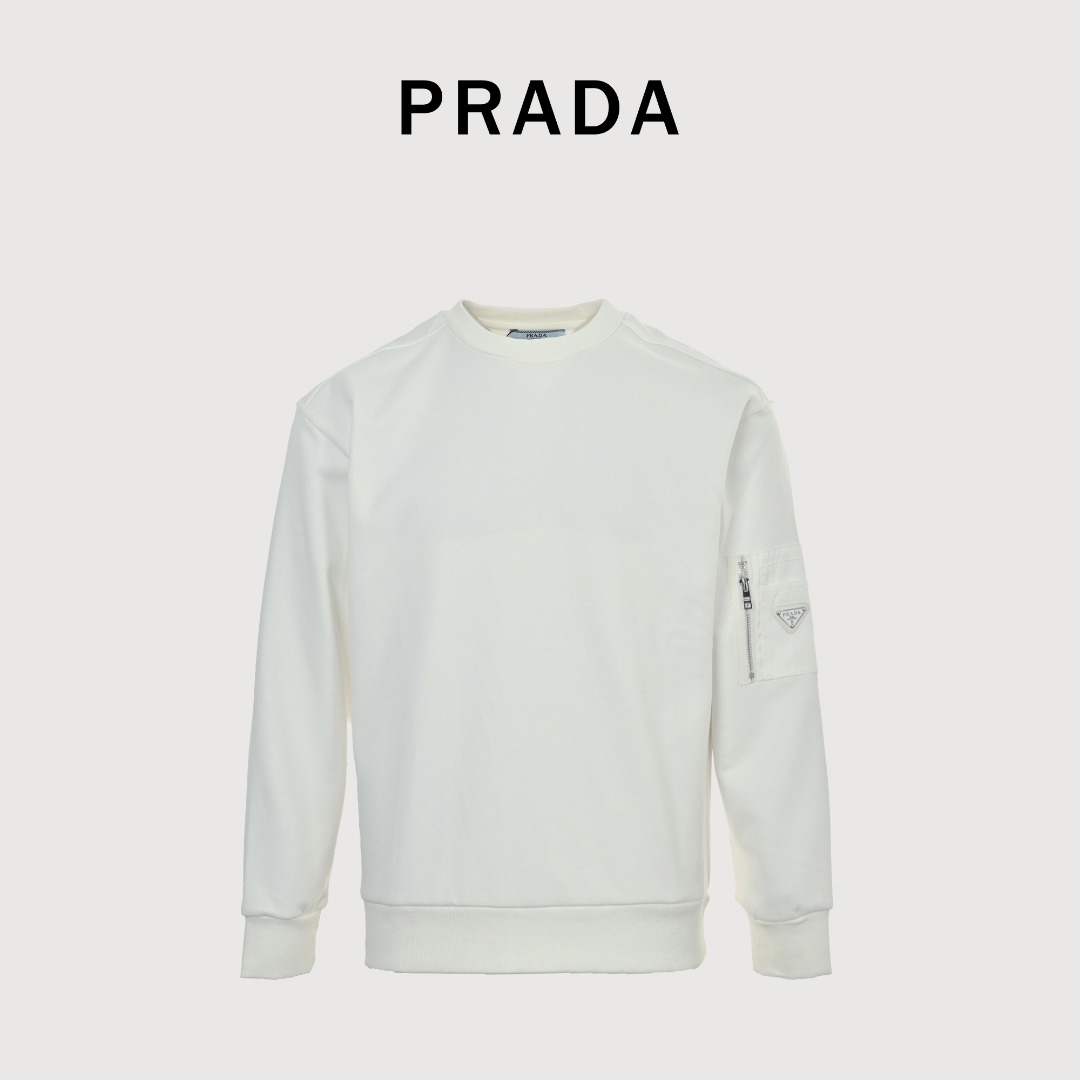 本地自取 💰220
Prada/普拉达 25Fw 袖袋尼龙拼接圆领卫衣
· 采用480克纯棉双纱鱼鳞毛圈面料  
· 面部无尘烧毛工艺 底部吸毛 环保活性染 
· 肩膀，袖子拼接再生尼龙面料材质设计贴布
· 袖子口袋五金设计
· 定制五金
· 双针车线跨缝工艺
· 原版主唛水洗吊牌防潮纸包装
   颜色：白色/黑色
   Size:S-XL
