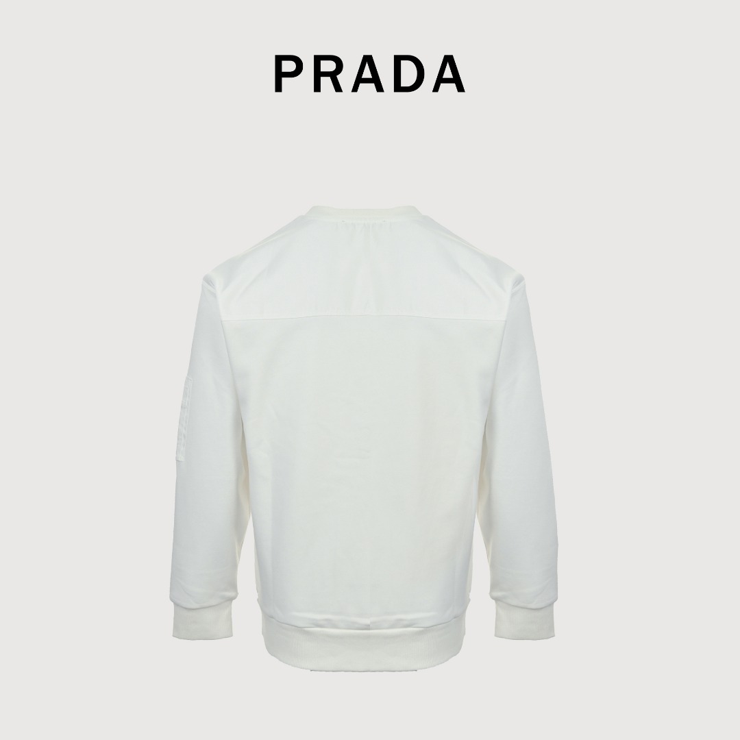 本地自取 💰220
Prada/普拉达 25Fw 袖袋尼龙拼接圆领卫衣
· 采用480克纯棉双纱鱼鳞毛圈面料  
· 面部无尘烧毛工艺 底部吸毛 环保活性染 
· 肩膀，袖子拼接再生尼龙面料材质设计贴布
· 袖子口袋五金设计
· 定制五金
· 双针车线跨缝工艺
· 原版主唛水洗吊牌防潮纸包装
   颜色：白色/黑色
   Size:S-XL