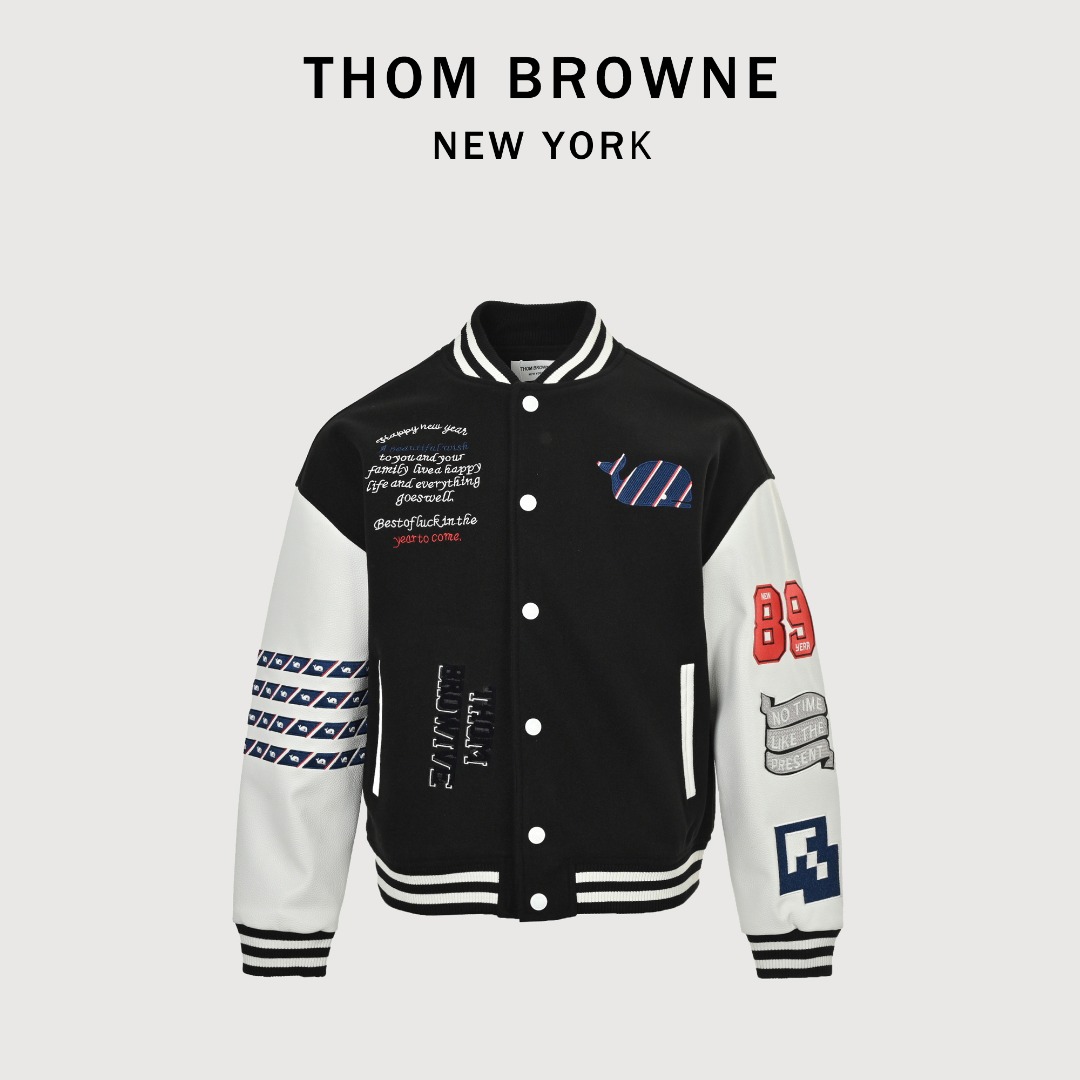 本地自取💰350 Thom Browne/汤姆布朗 多元素刺绣四杠棒球服夹克外套 温馨提示:建议手洗或者干洗!! 今年格外火爆 棒球服外套,市场各级版本都有(细节你们一定要对比)最牛X的实力品控 生产研究棒球服7个年头 细节精致 拥有它,你就是全宇宙的最靓的仔. 烤漆面全平面四合扣(纽扣带LOGO),面料定制就发了一个多月 不是市面现成的 采用毛昵混纺,定织定染 拥有较高的色牢度 初次洗涤还是建议手洗或者干洗 《下摆的针织罗纹定织》, 内衬是丝滑细腻的铜氨纤维材质,直接贴身穿着 舒适无比,重磅单品,代购版本! Size:XS-L