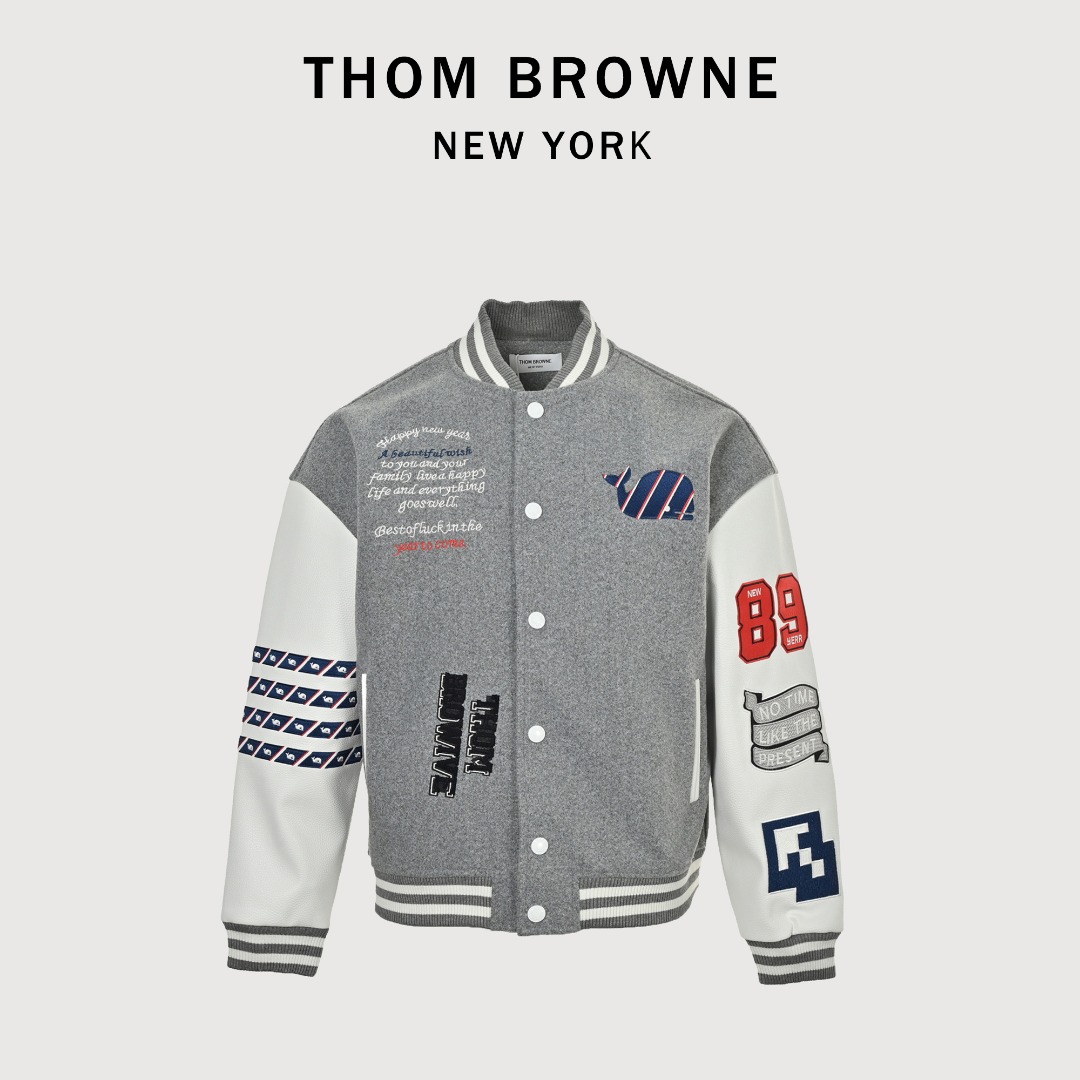 本地自取💰350 Thom Browne/汤姆布朗 多元素刺绣四杠棒球服夹克外套 温馨提示:建议手洗或者干洗!! 今年格外火爆 棒球服外套,市场各级版本都有(细节你们一定要对比)最牛X的实力品控 生产研究棒球服7个年头 细节精致 拥有它,你就是全宇宙的最靓的仔. 烤漆面全平面四合扣(纽扣带LOGO),面料定制就发了一个多月 不是市面现成的 采用毛昵混纺,定织定染 拥有较高的色牢度 初次洗涤还是建议手洗或者干洗 《下摆的针织罗纹定织》, 内衬是丝滑细腻的铜氨纤维材质,直接贴身穿着 舒适无比,重磅单品,代购版本! Size:XS-L